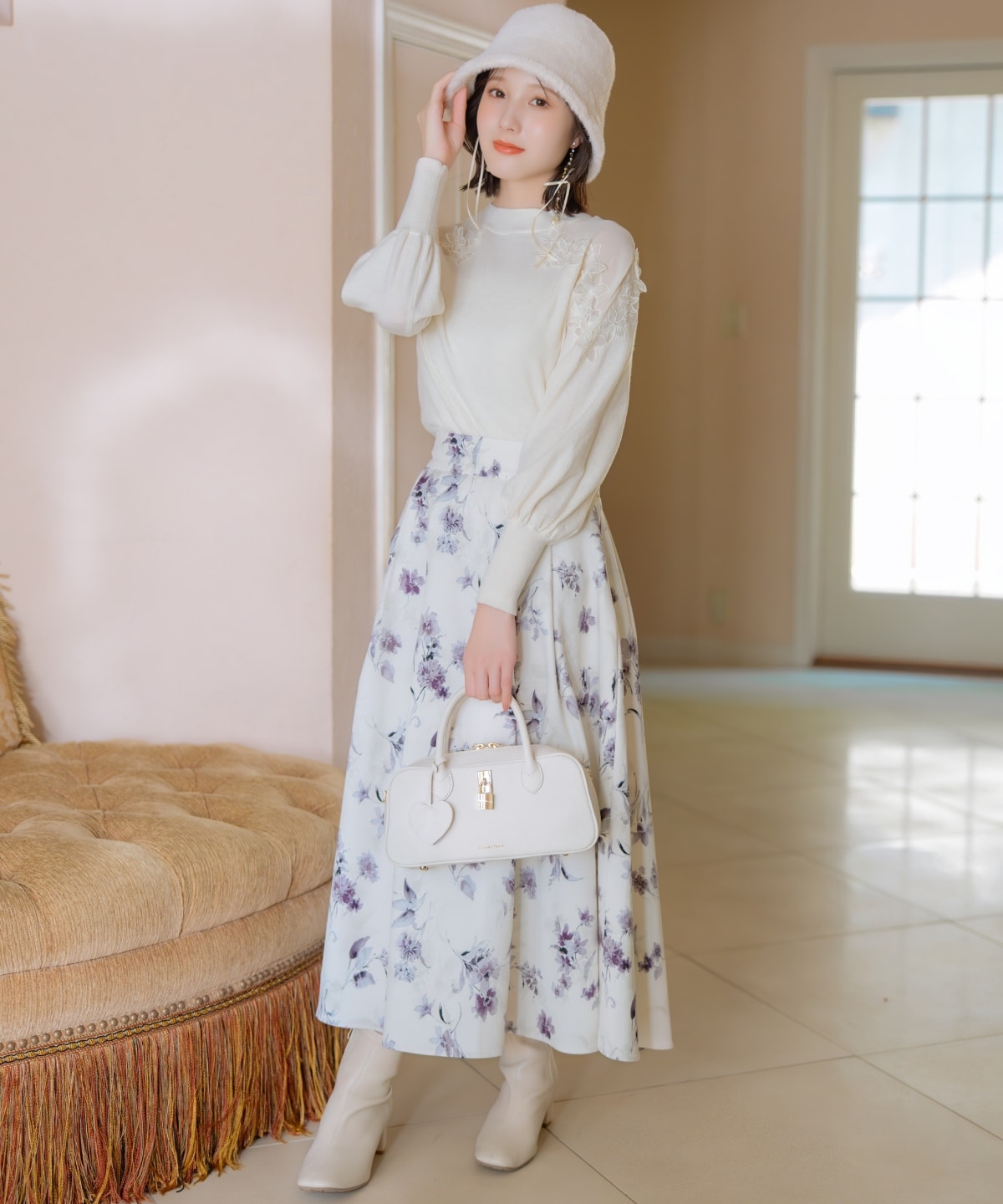 ショルダーエンブロイダリーニット