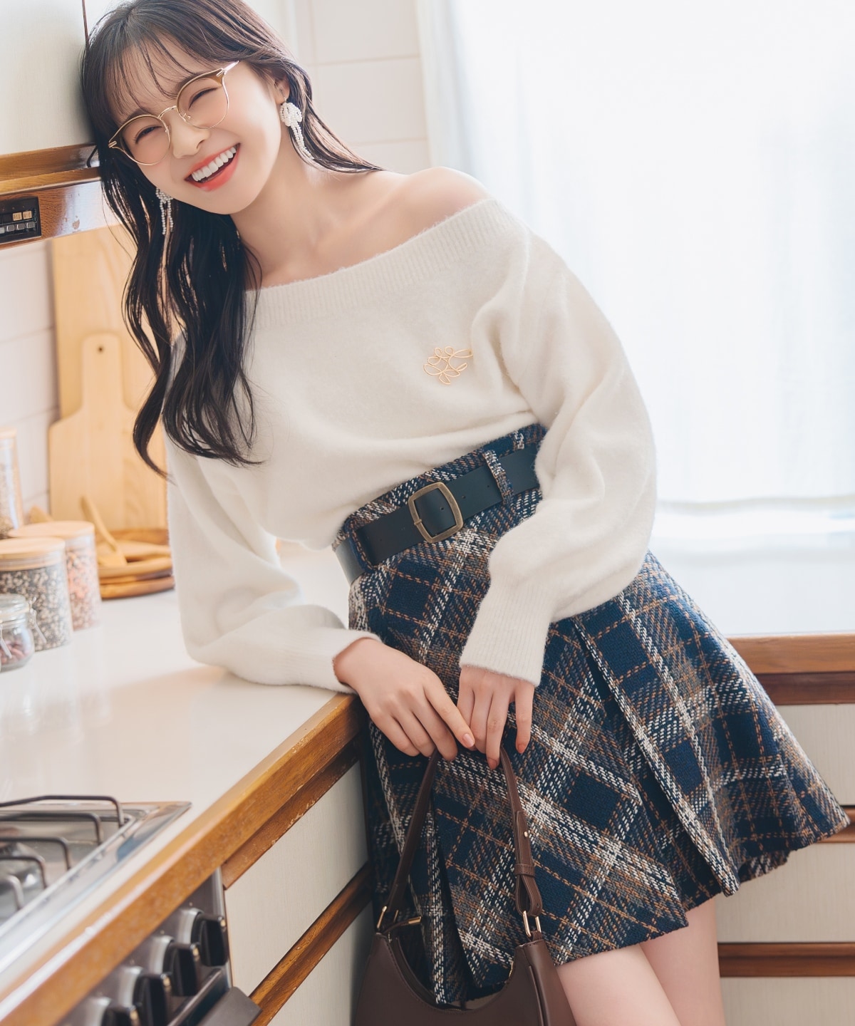 ブローチ付きオフショルニット