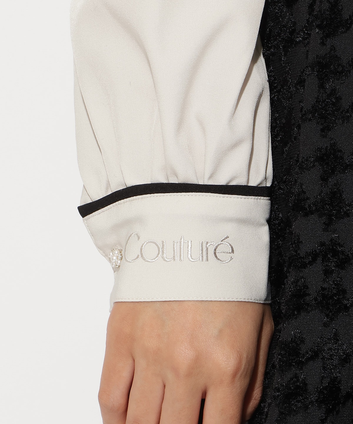 カフス刺繍ボウタイブラウス