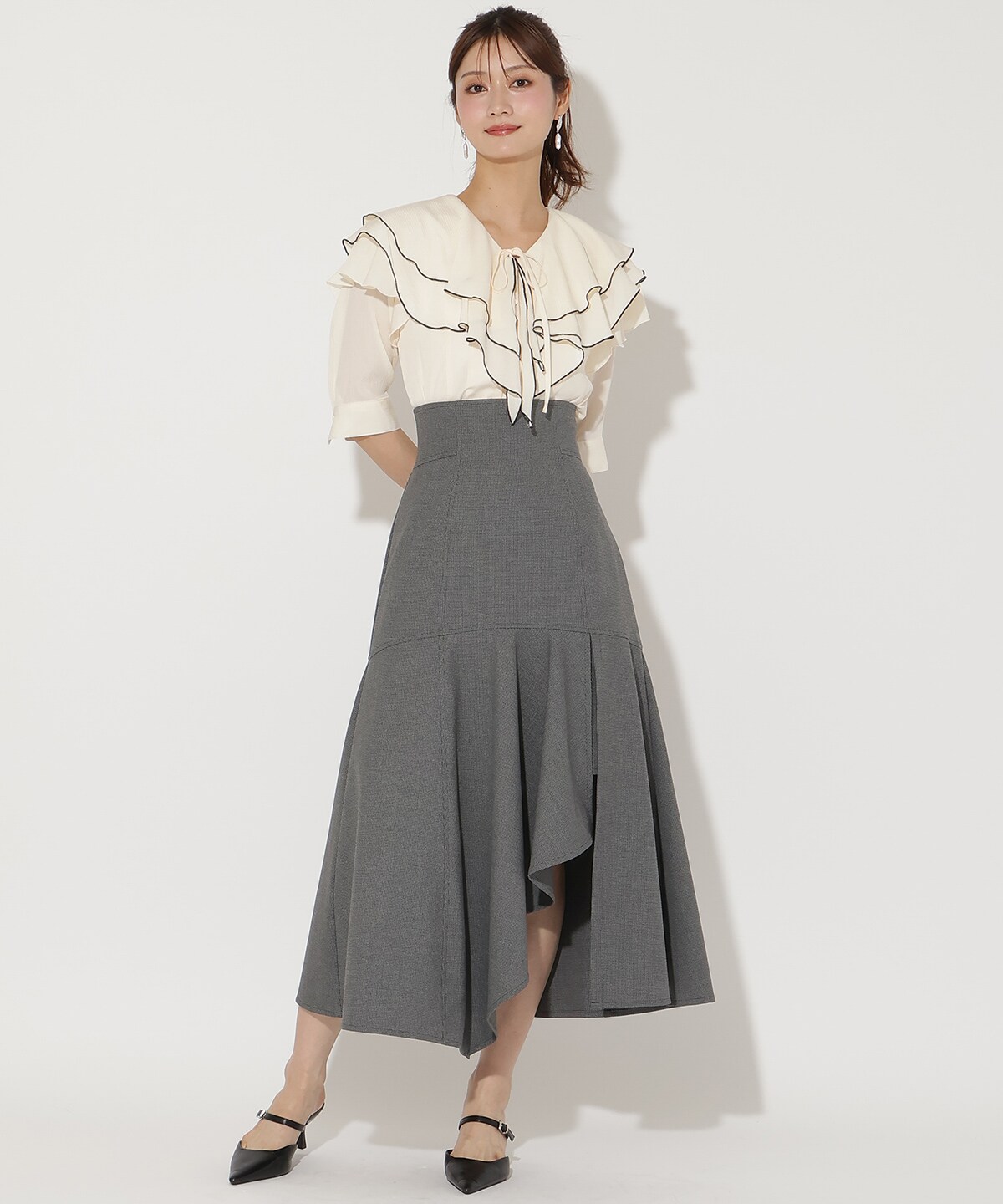 ラッフルハーフスリーブブラウス