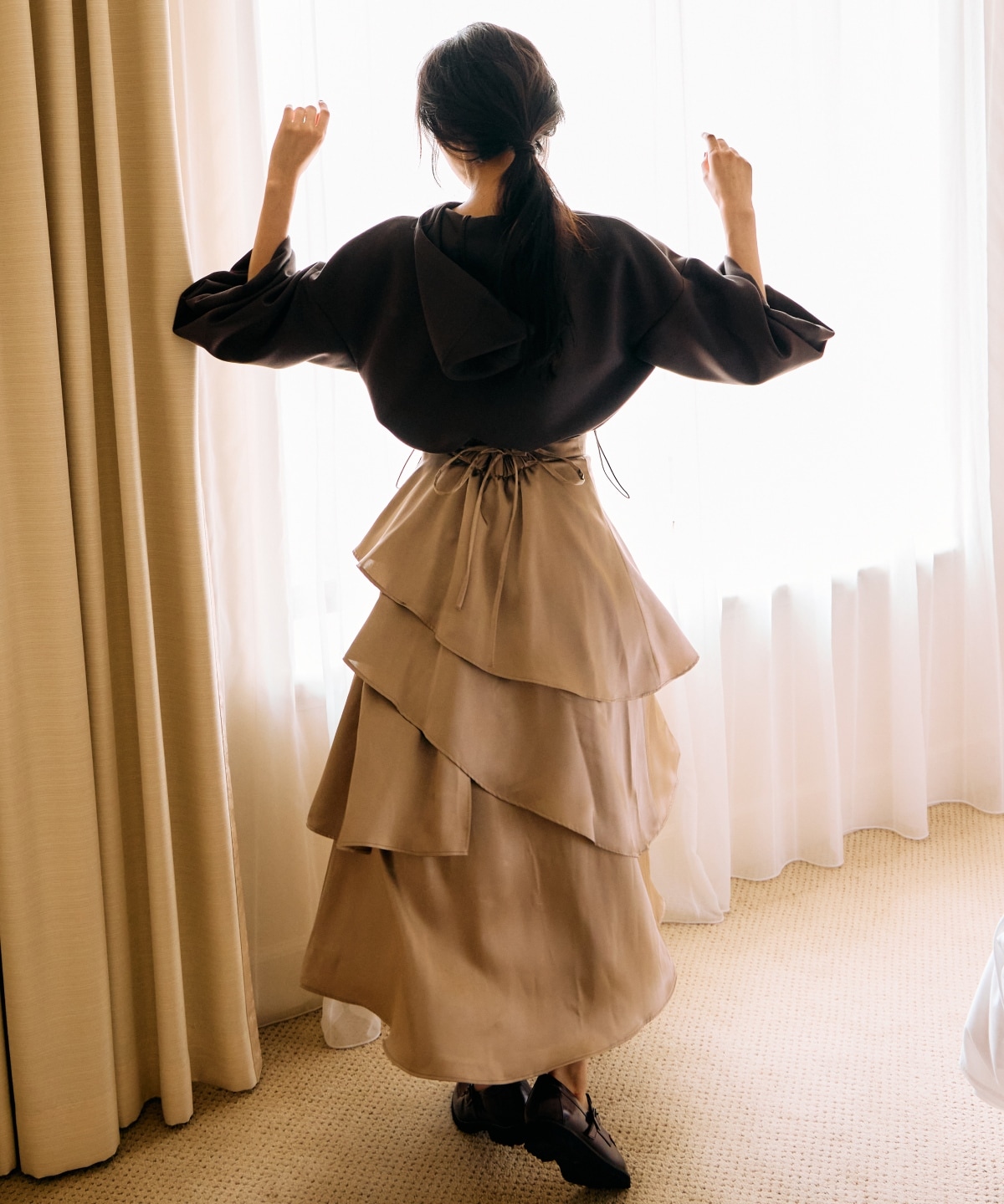 サテンアシメフリルティアードスカート