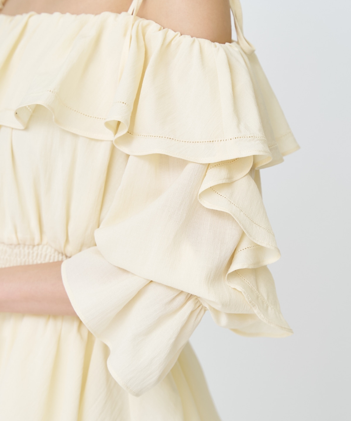 【先行予約受付中】オフショルフリルブラウス