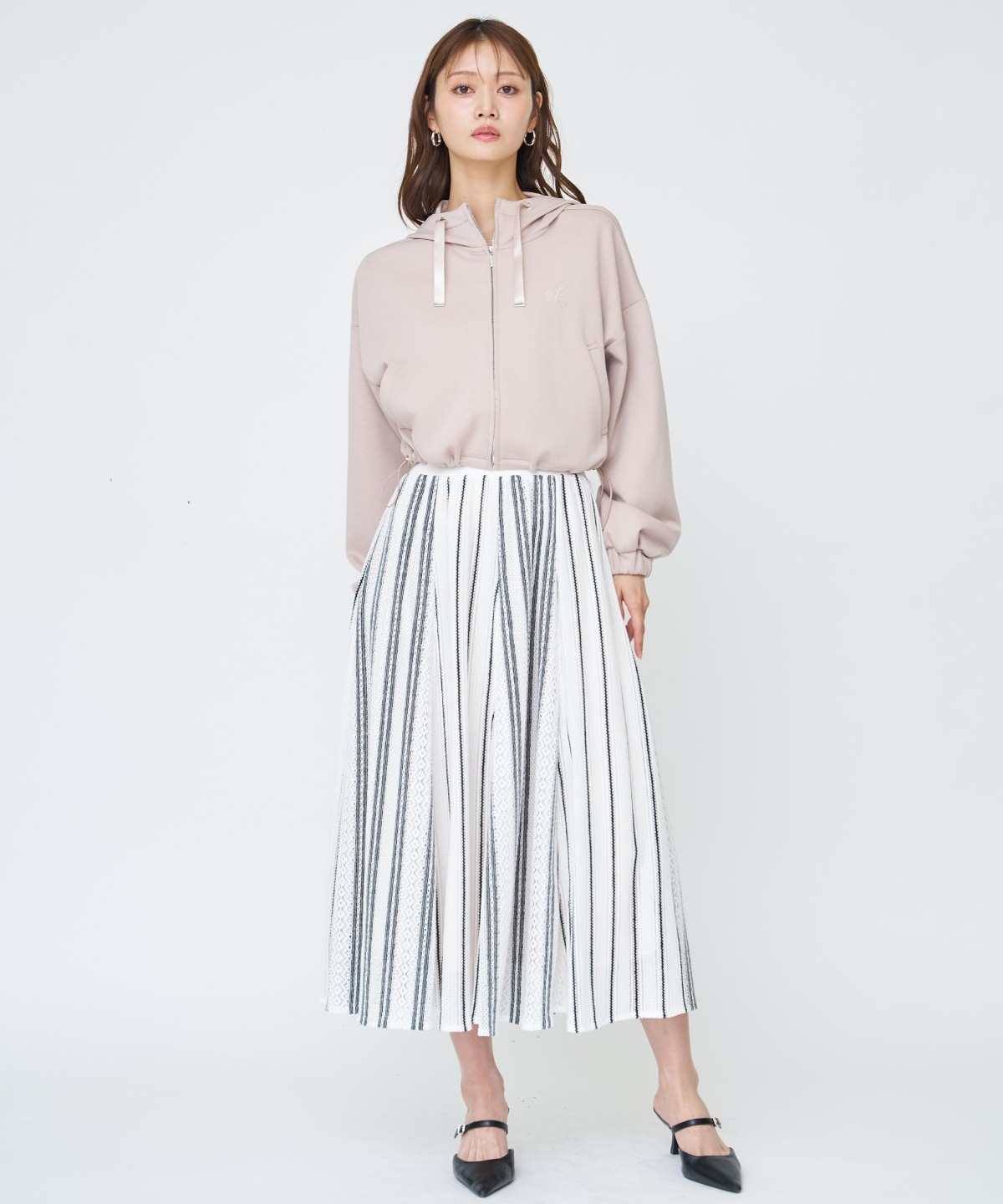 【先行予約受付中】ロゴ刺繍ZIPパーカー