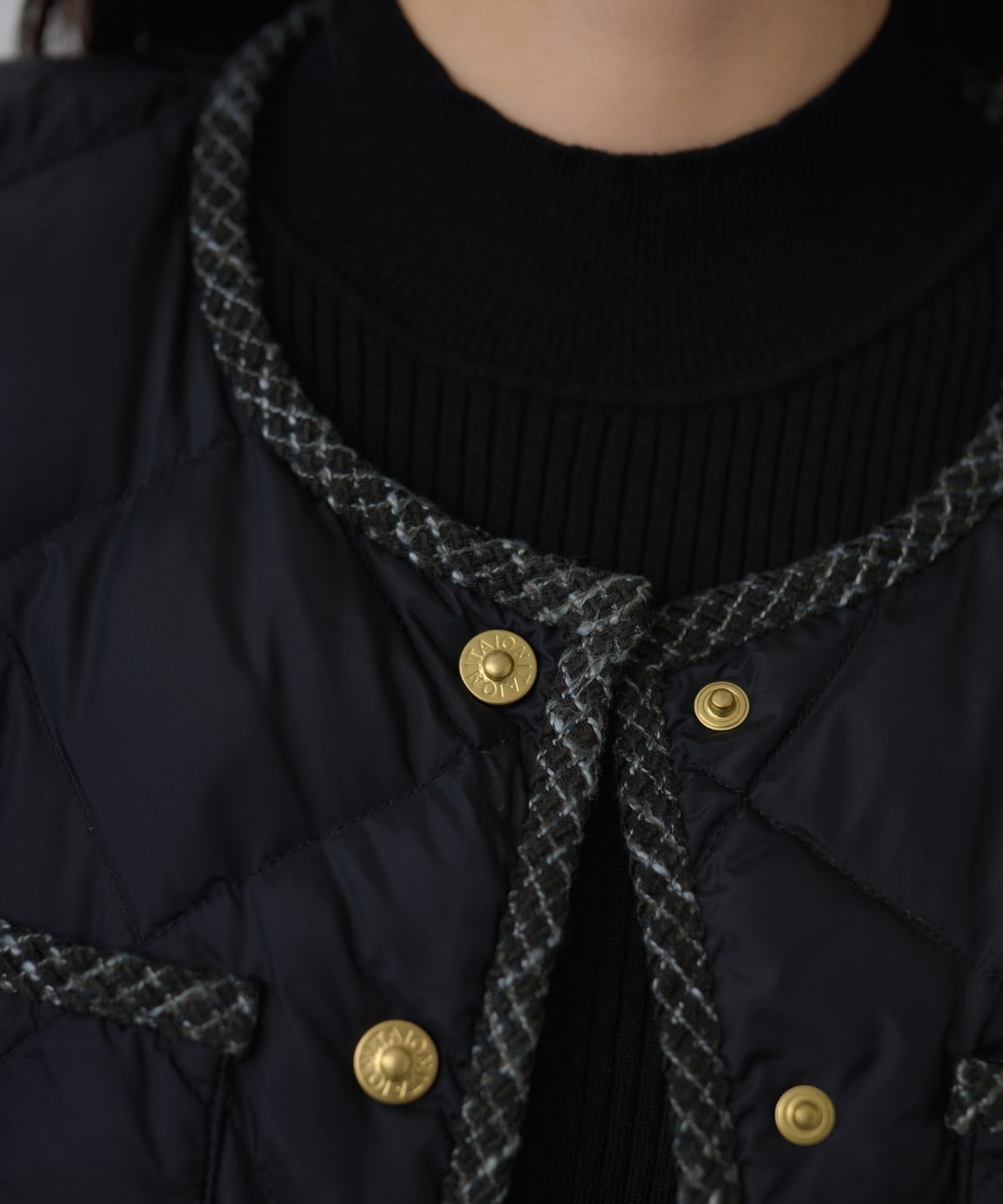 【TAION×AND COUTURE】ノーカラーショートダウンジャケット