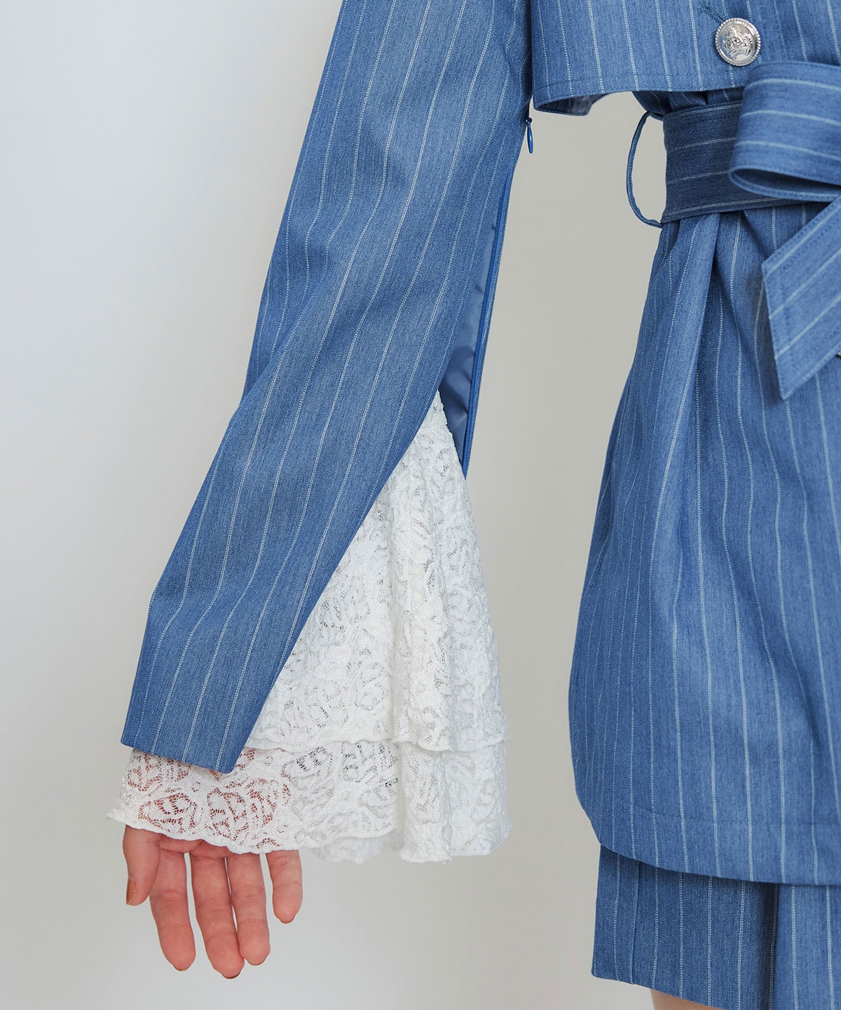 ボリュームスリーブシアーレースブラウス×ベーシックキャミソール