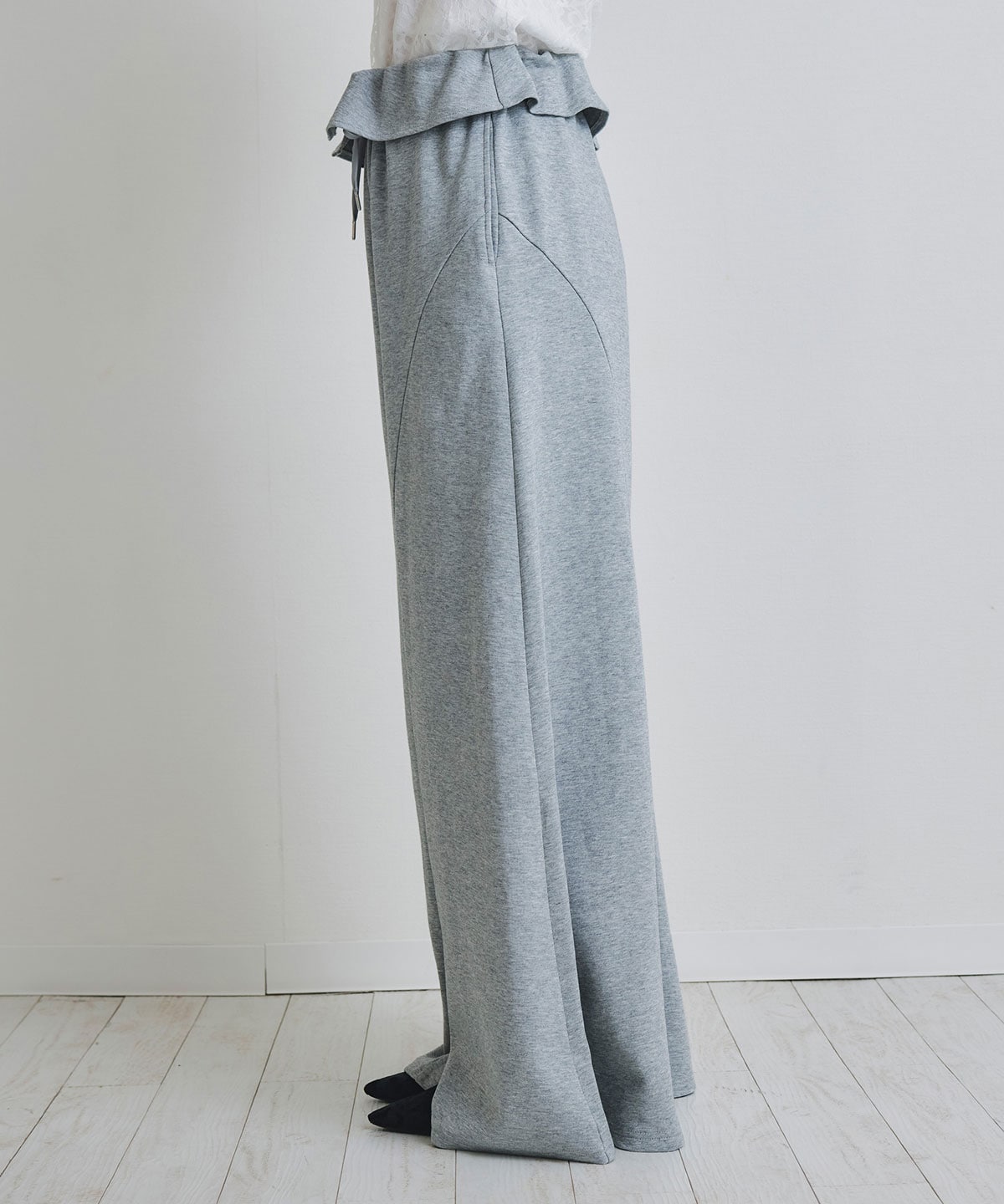 フォルムラインフレアパンツ