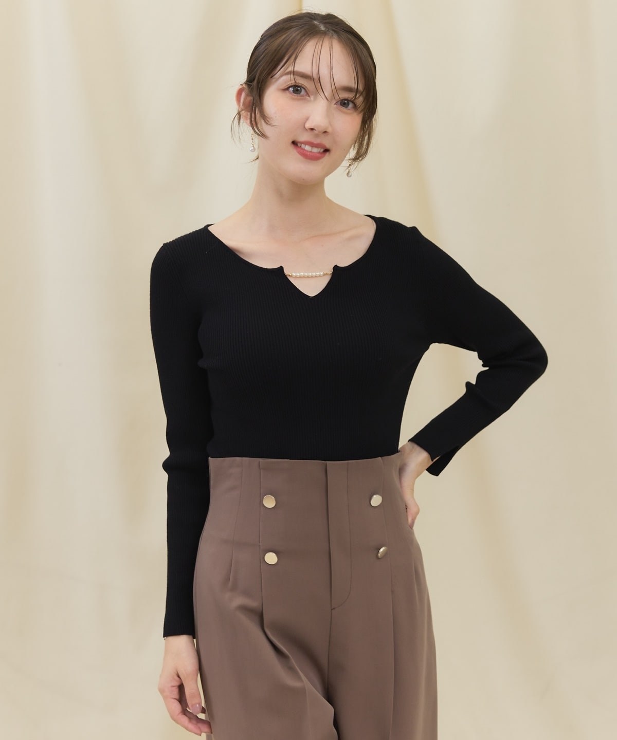 長袖パールキーネックニットプルオーバー