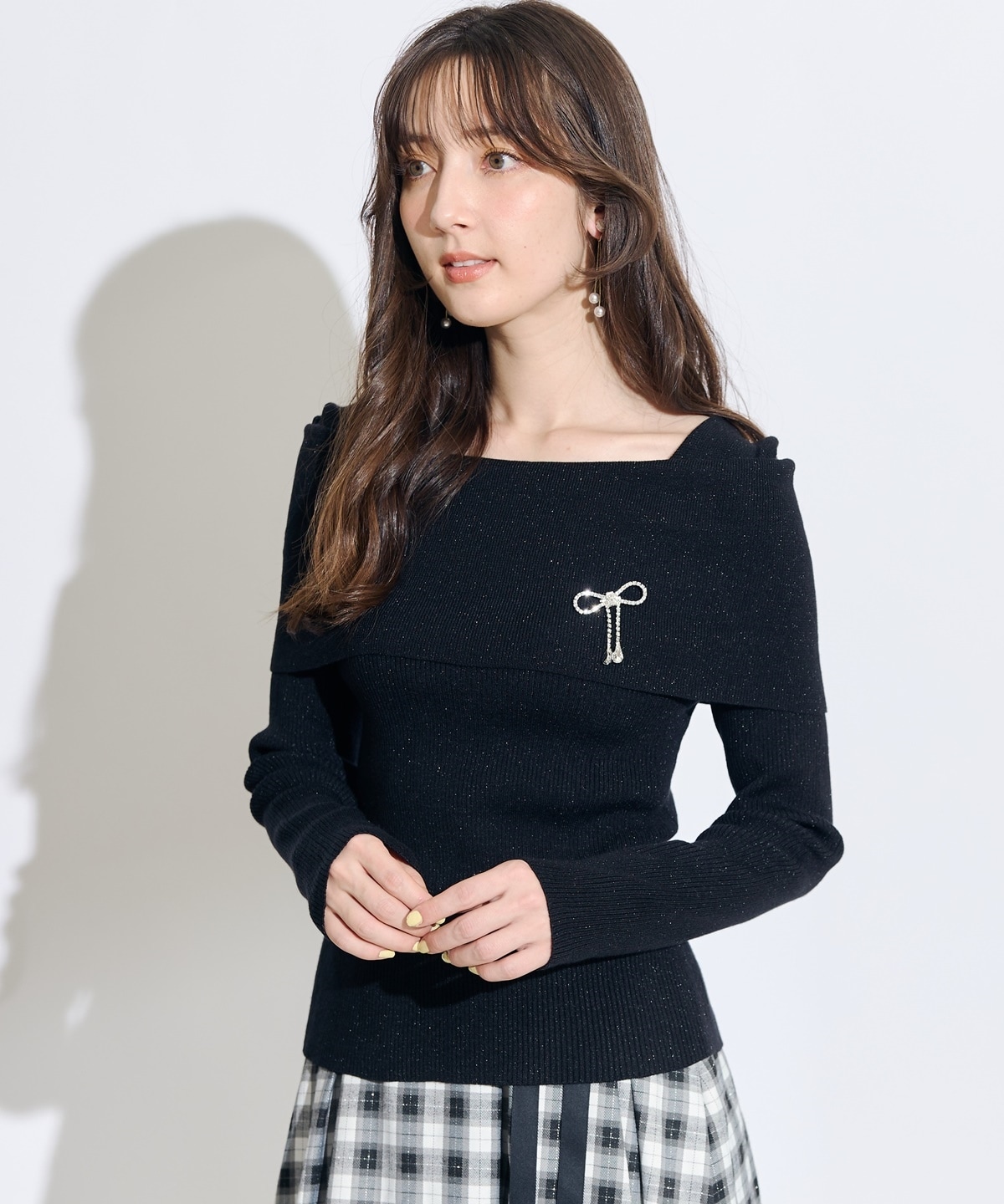 セレクトモチーフブローチ付きオフショルラメニットプルオーバー