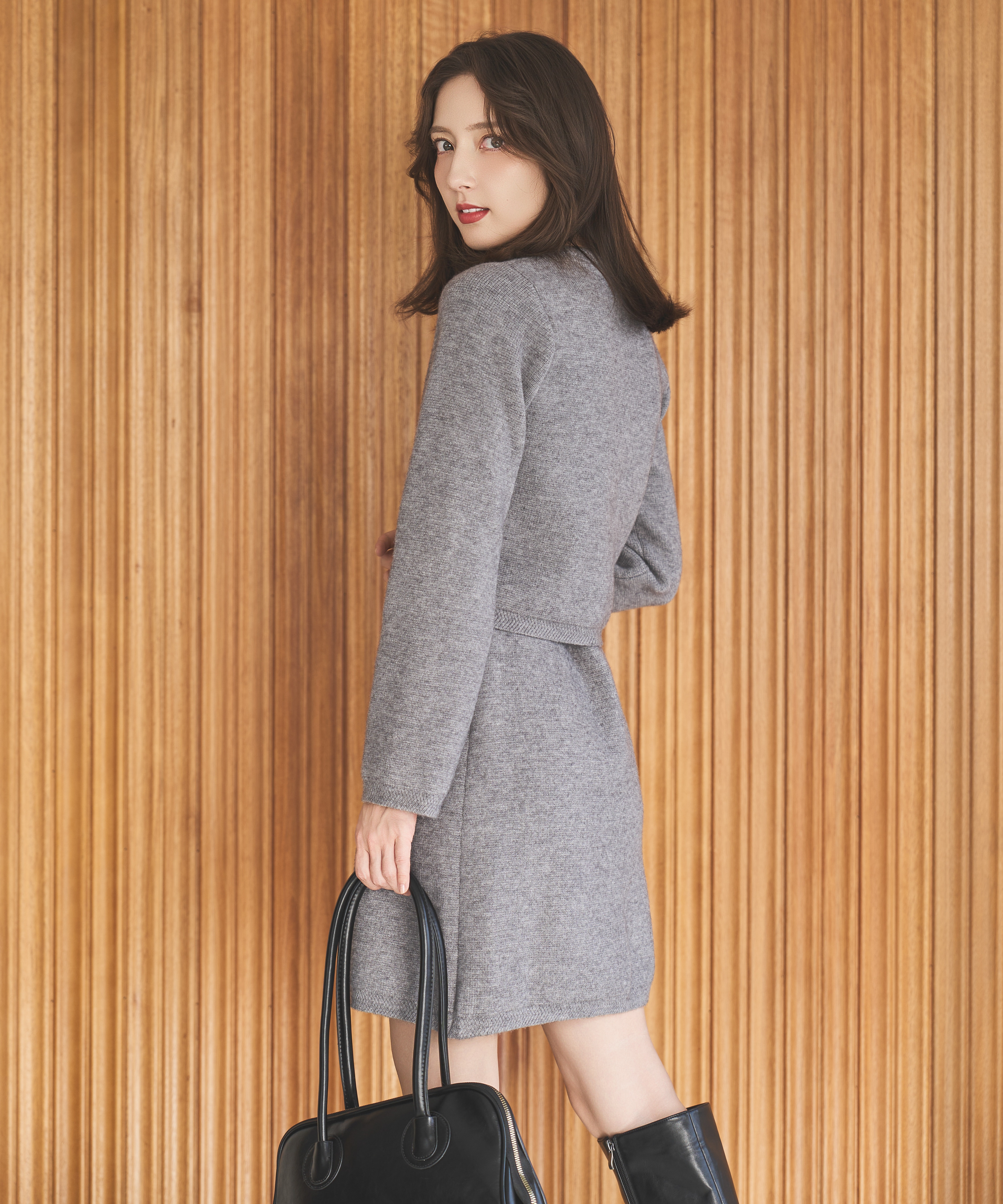 金ボタン付ニットセットアップ