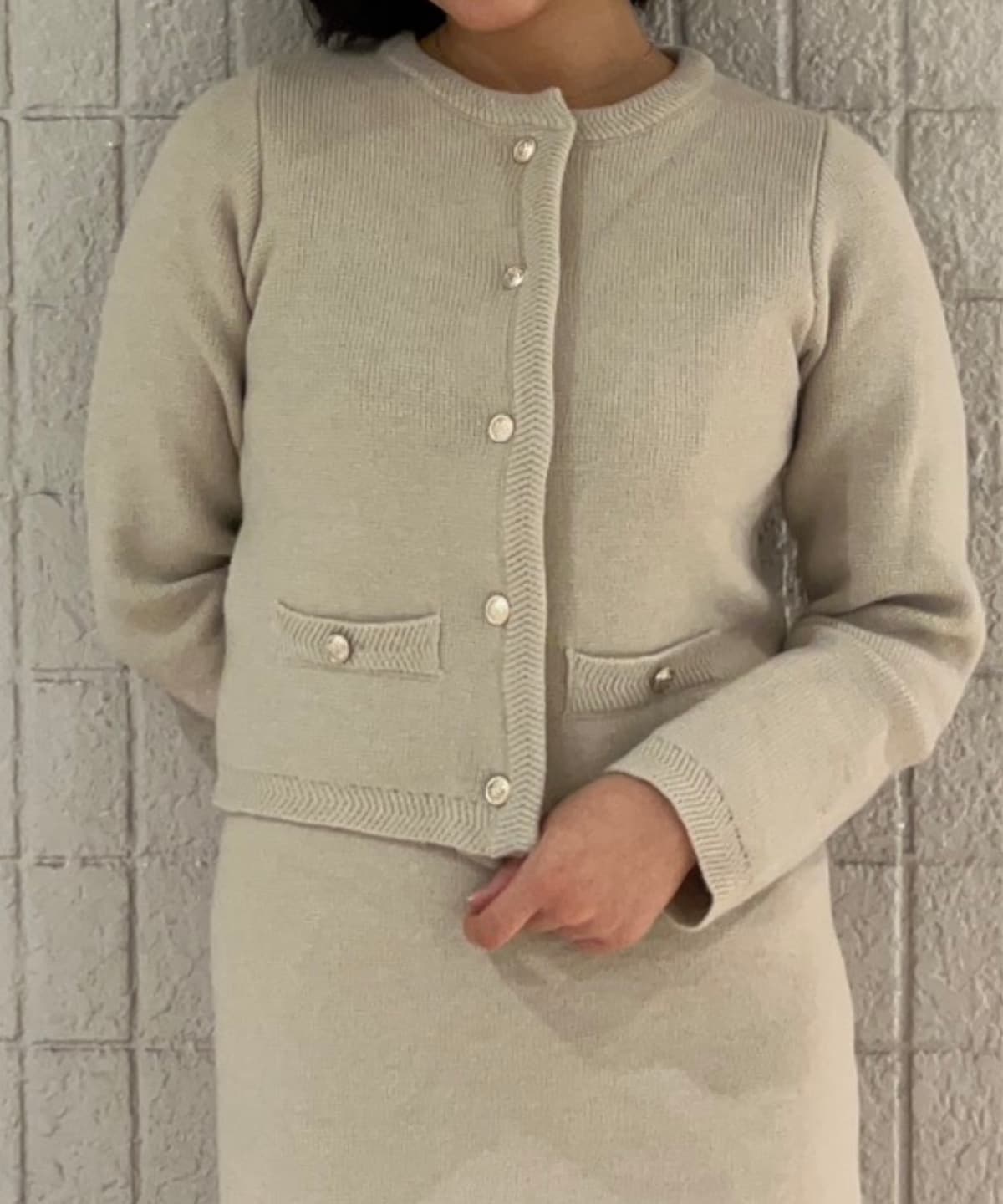 金ボタン付ニットセットアップ