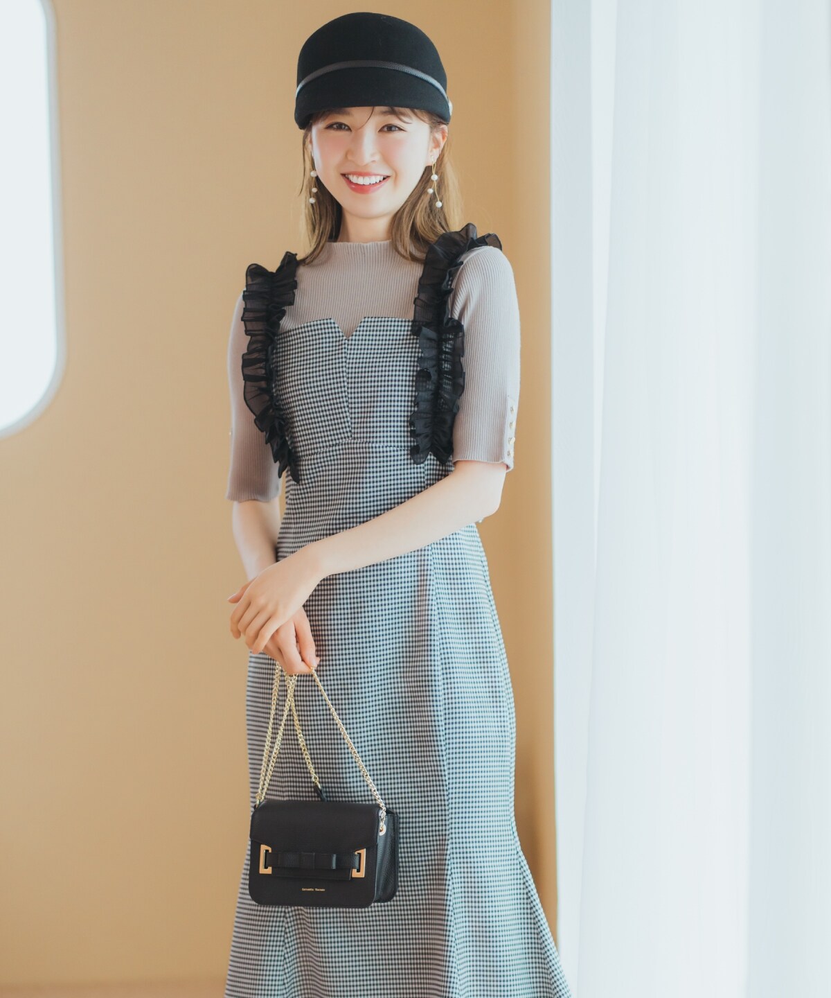 袖口ボタンボトルネックリブニット