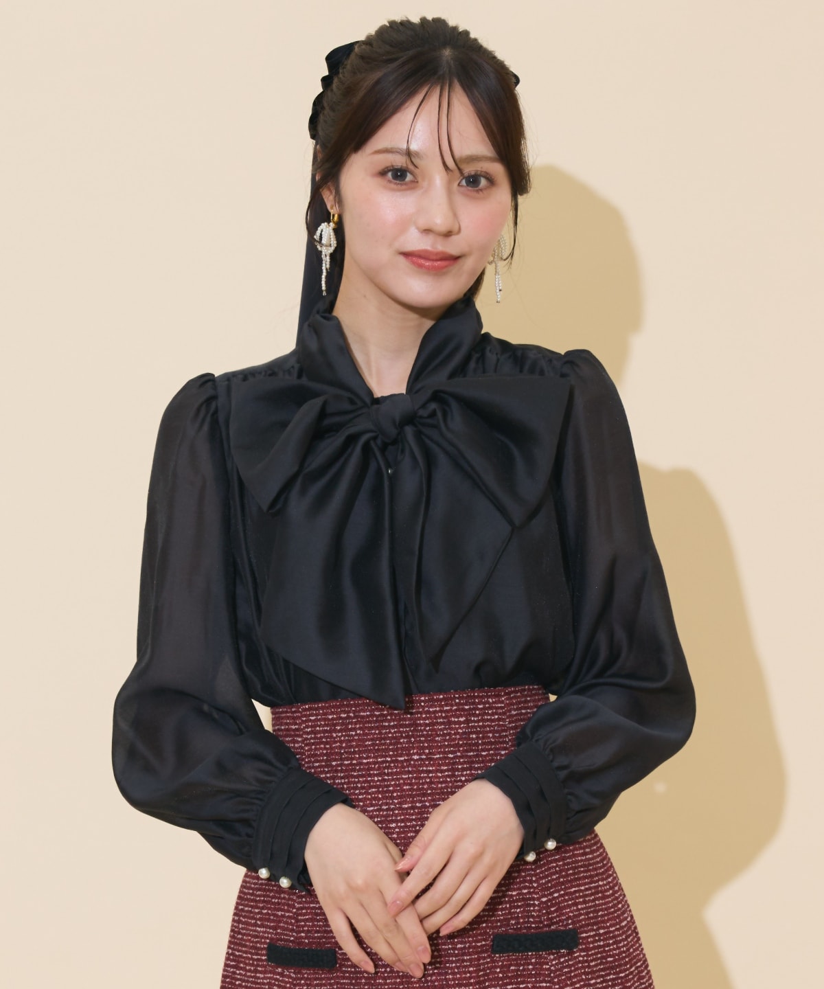 ボリュームリボンタイブラウス