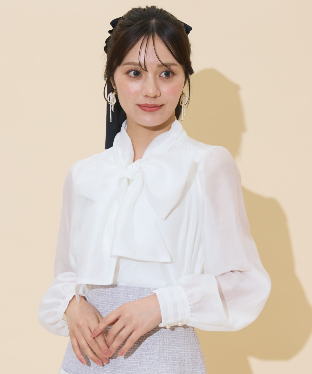 ボリュームリボンタイブラウス