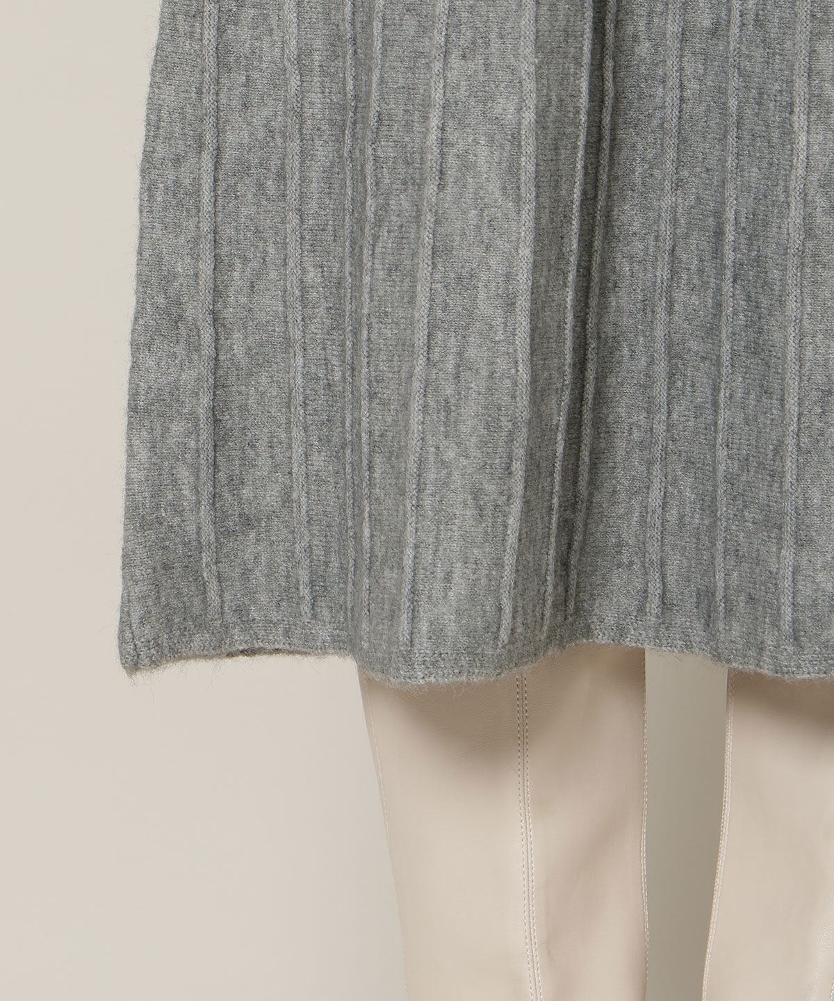 【12/18(thu) 12時予約スタート】オープンショルダープリーツニットOP