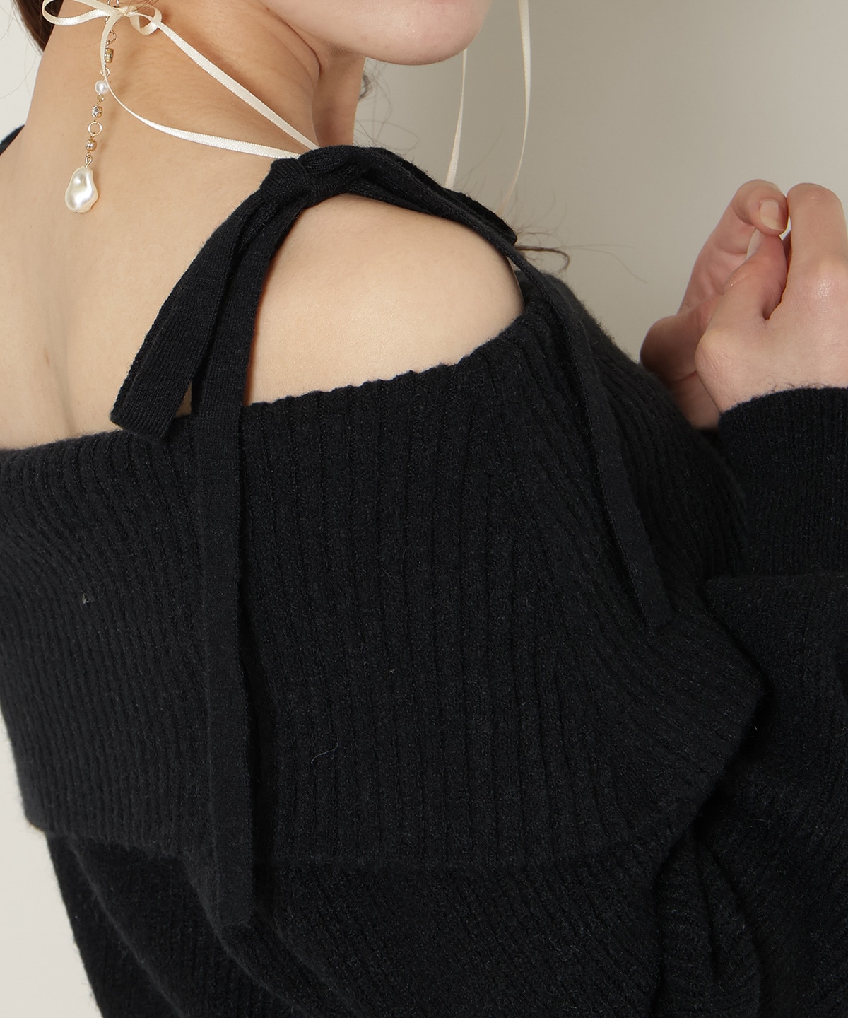 【12/18(thu) 12時予約スタート】オープンショルダープリーツニットOP