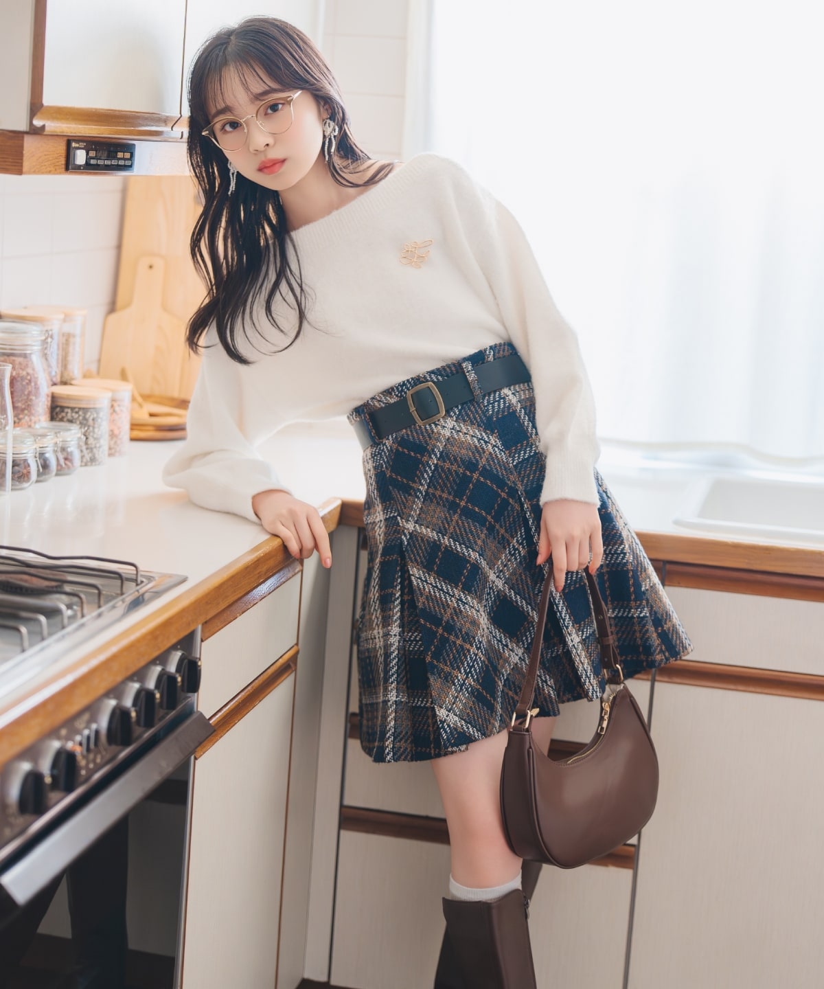 ブローチ付きオフショルニット