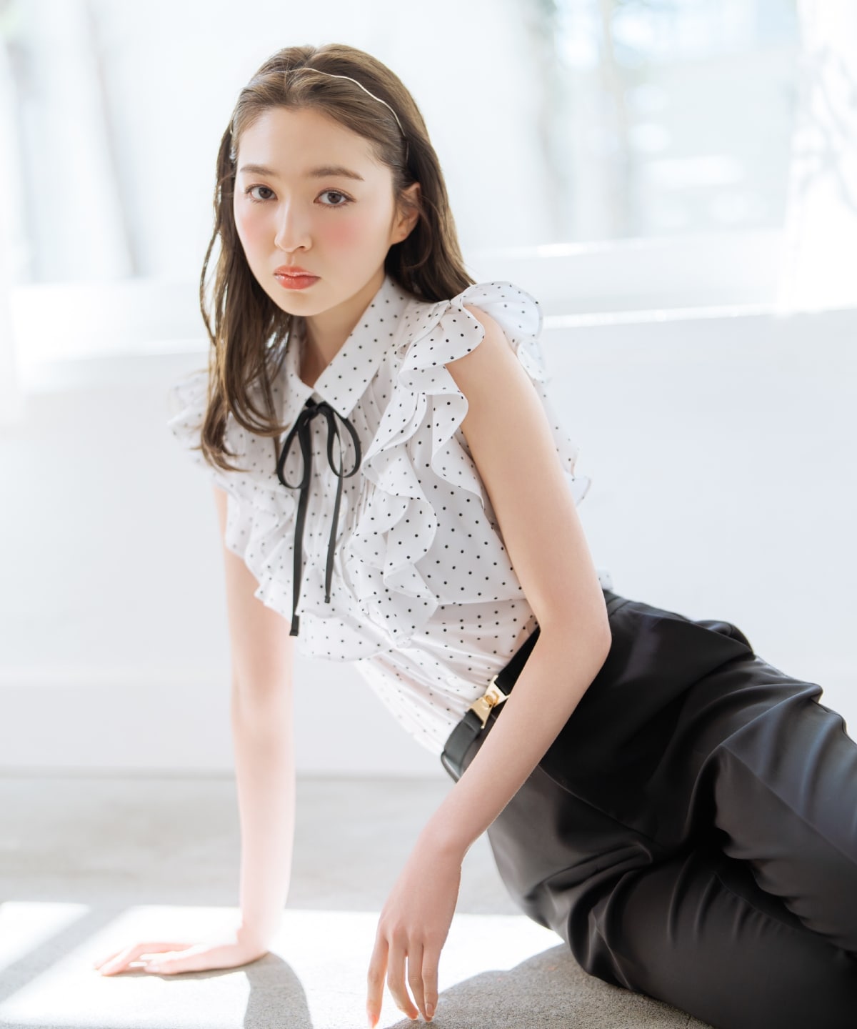 ラッフルフリルノースリーブブラウス