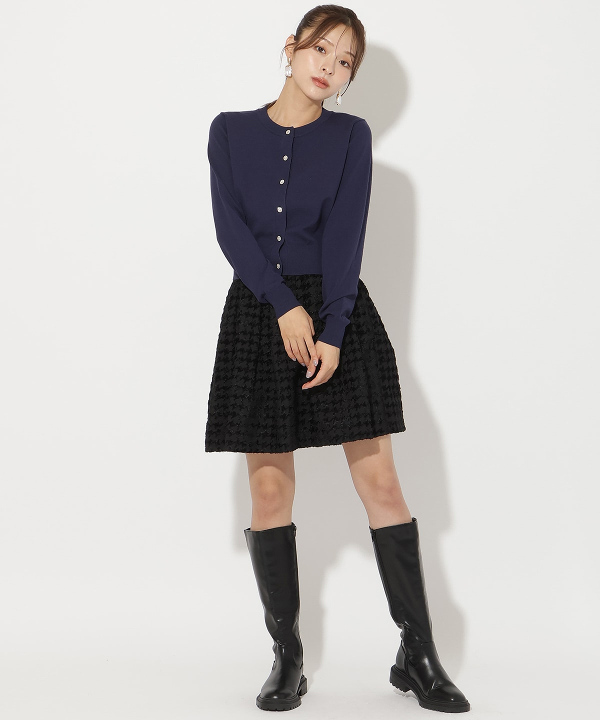 ビジューボタンクルーネックカーディガン