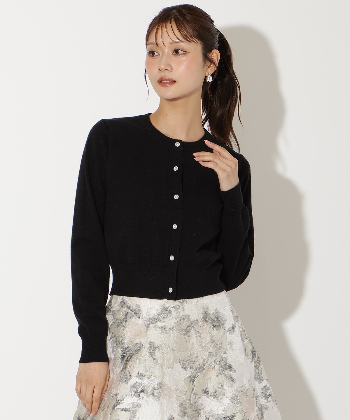 ビジューボタンクルーネックカーディガン