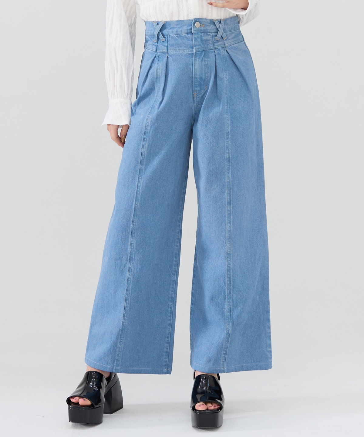 ロゴ刺繍タックデニムパンツ