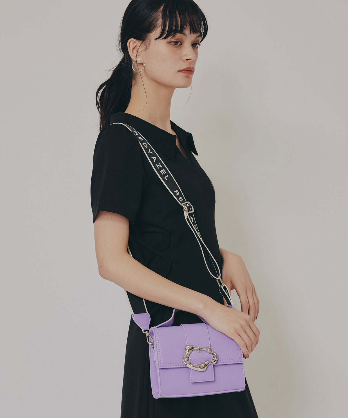 バックルデザインロゴストラップミニバッグ