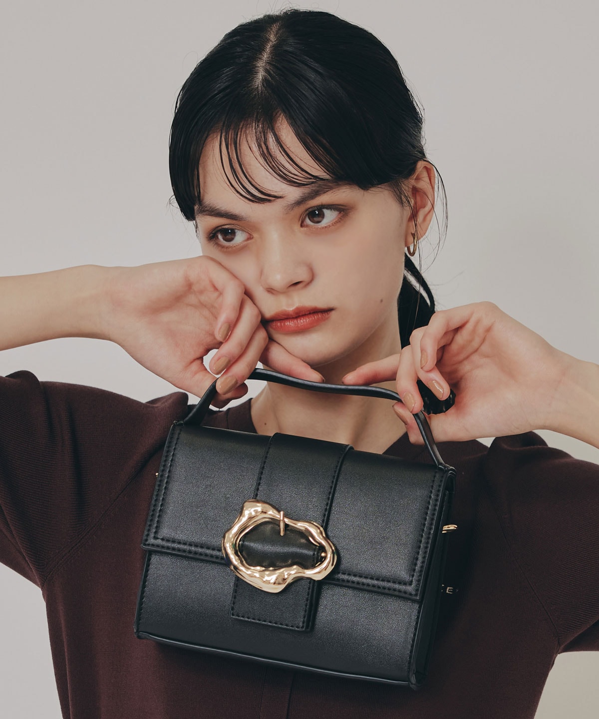 バックルデザインロゴストラップミニバッグ