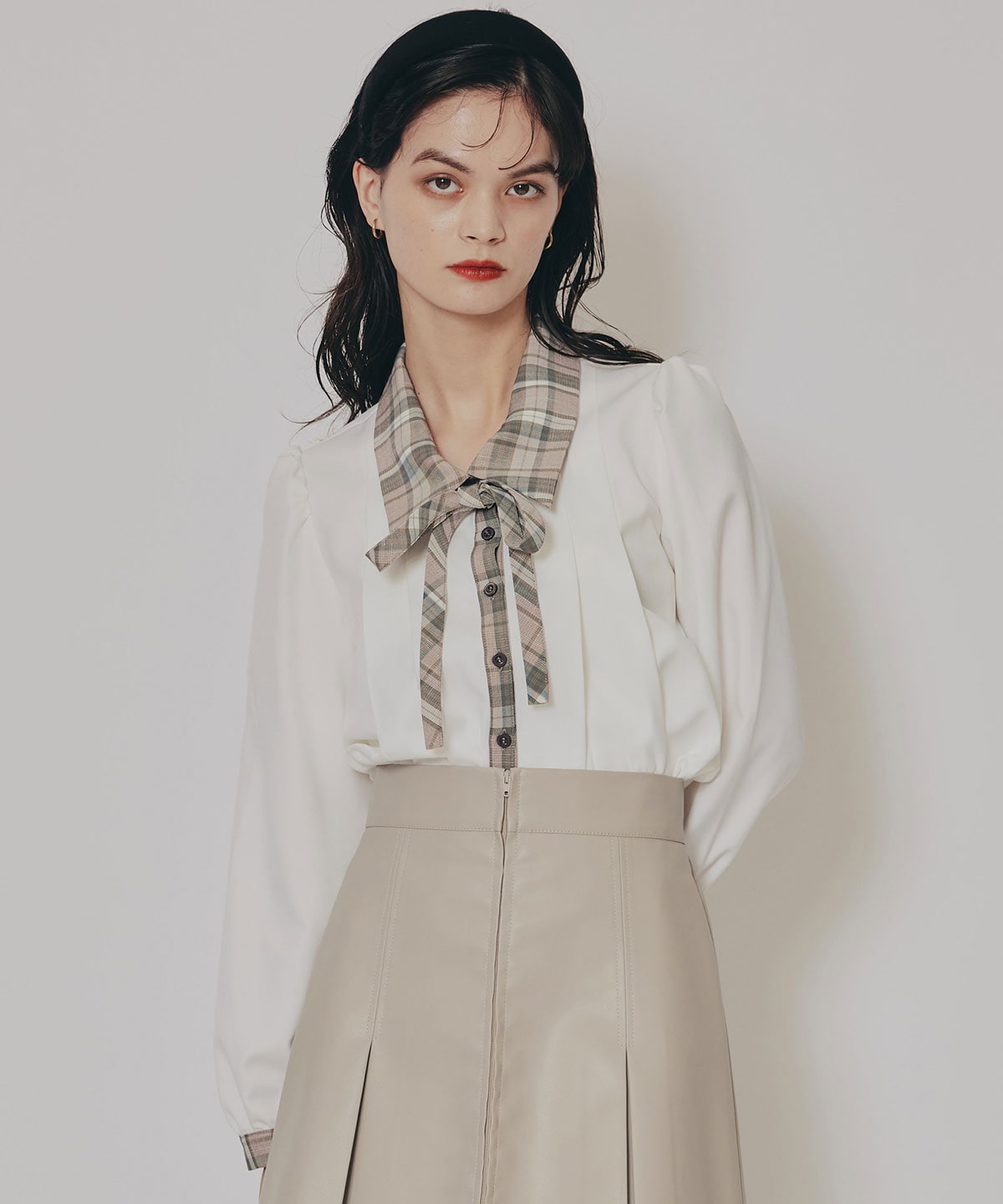 チェックバイカラーリボンタイブラウス