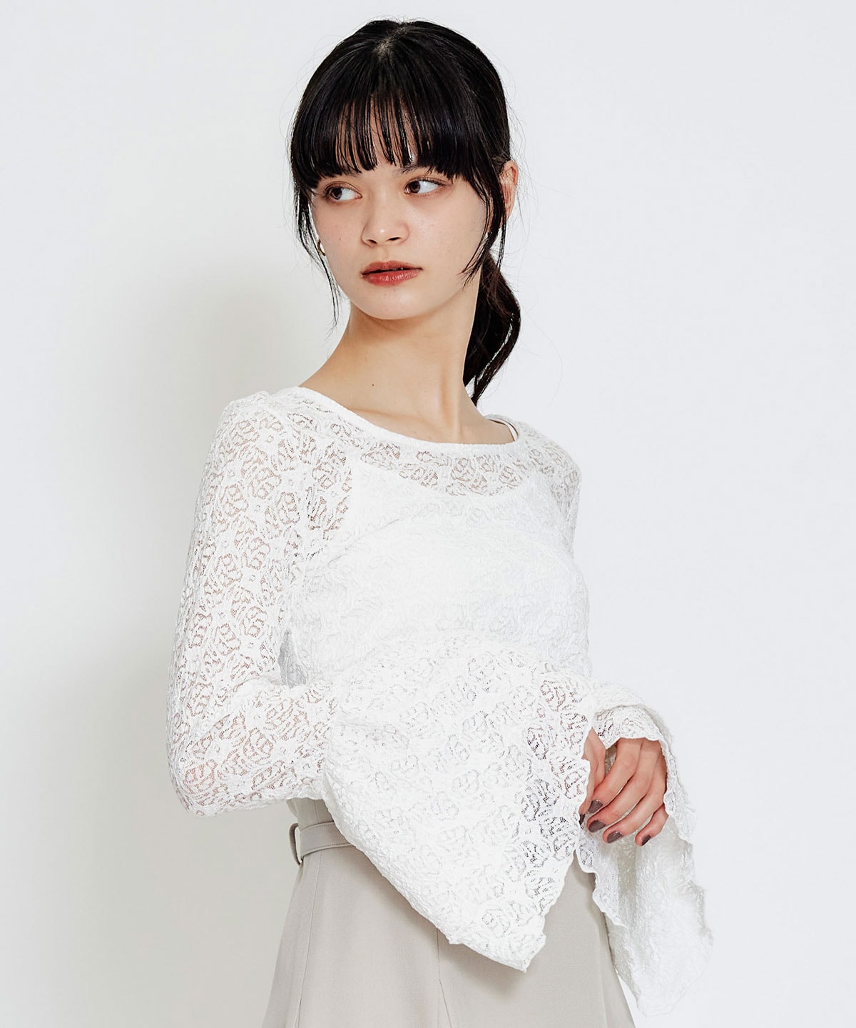 ボリュームスリーブシアーレースブラウス×ベーシックキャミソール