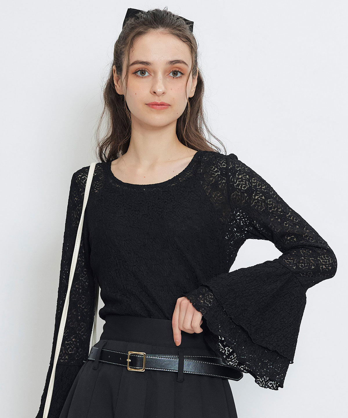 ボリュームスリーブシアーレースブラウス×ベーシックキャミソール