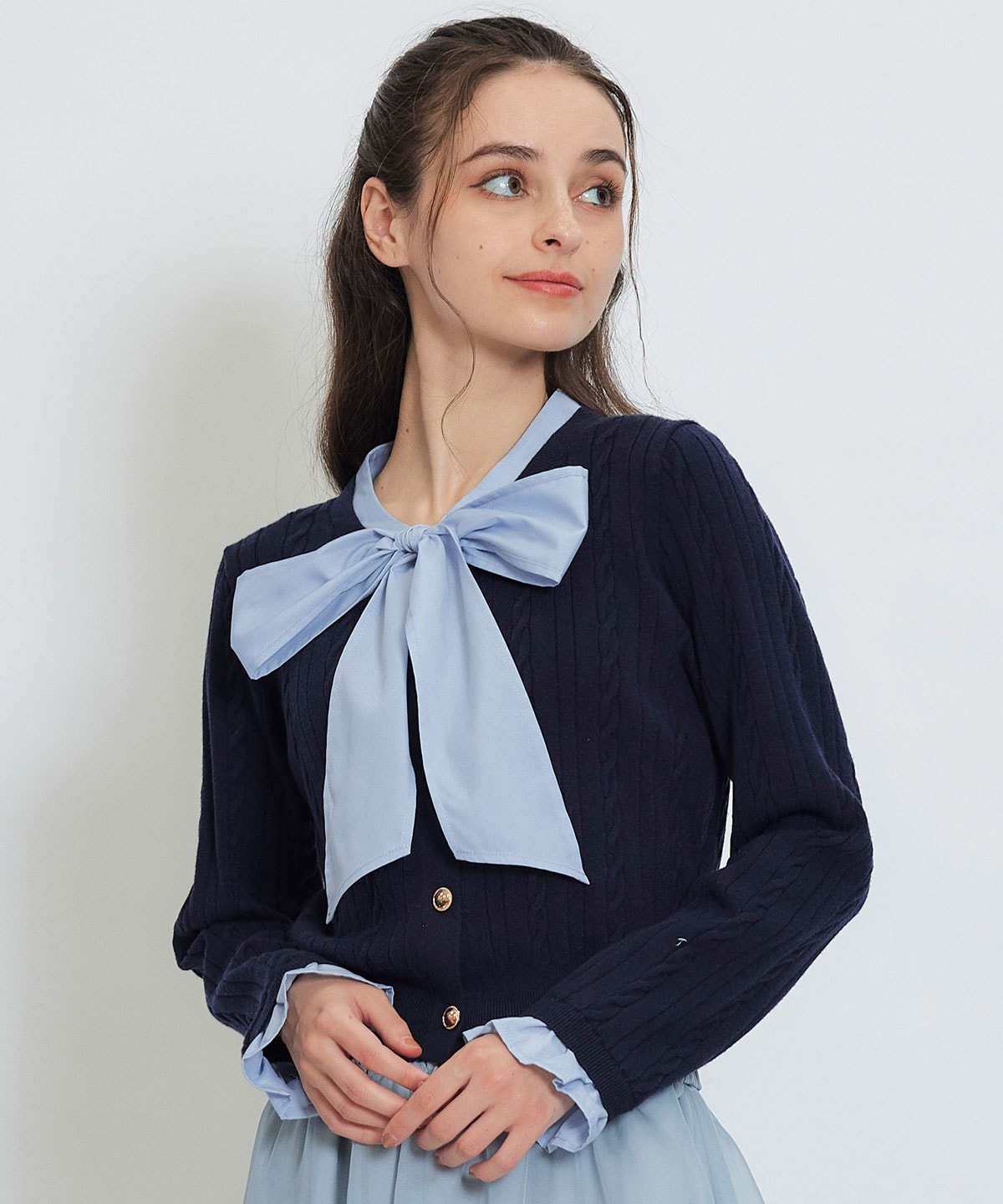 エンブレムボタンケーブルリボンタイニットトップス