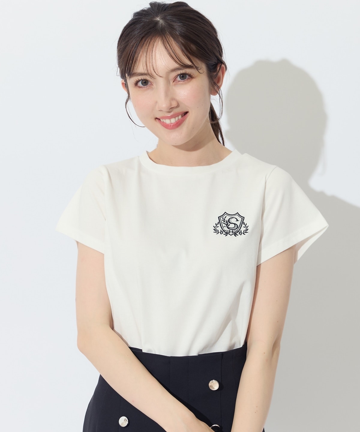オリジナルエンブレム刺繍Tシャツ(F オフ×ブラック): Swingle｜公式オンラインショップ｜バーンデストローズ