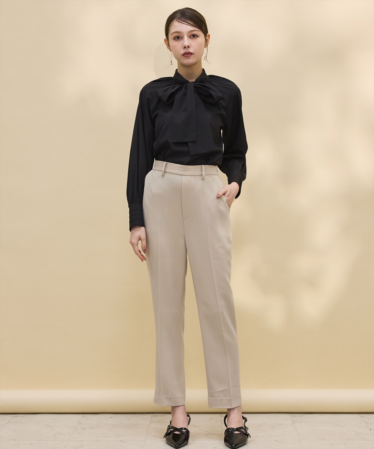 タックディテールボウタイブラウス