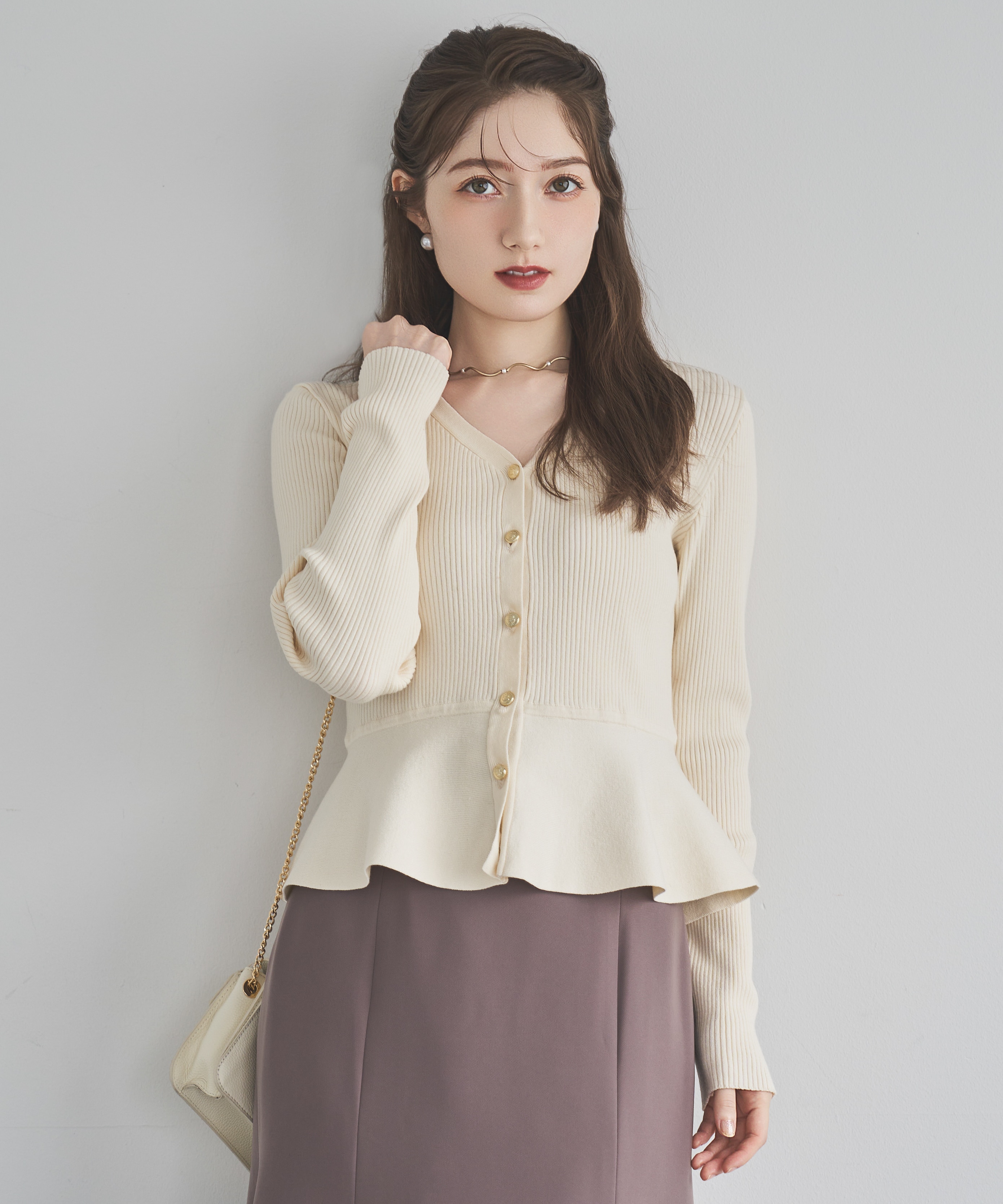 ペプラムリブ金ボタンニット