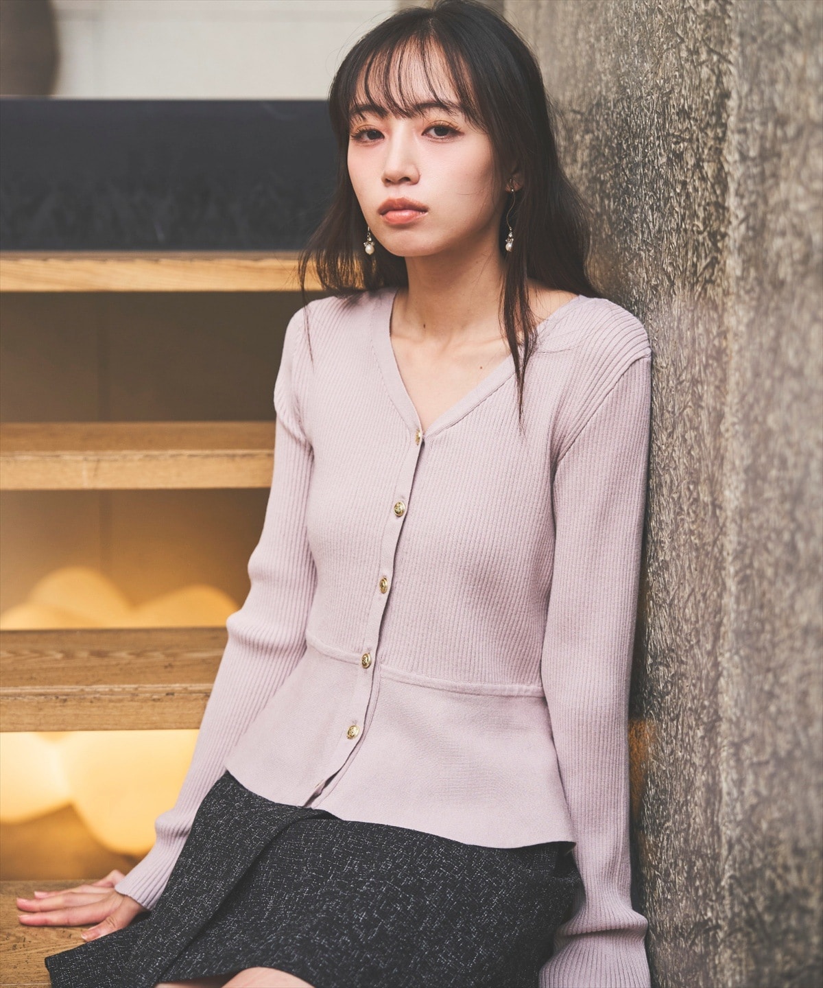 ペプラムリブ金ボタンニット