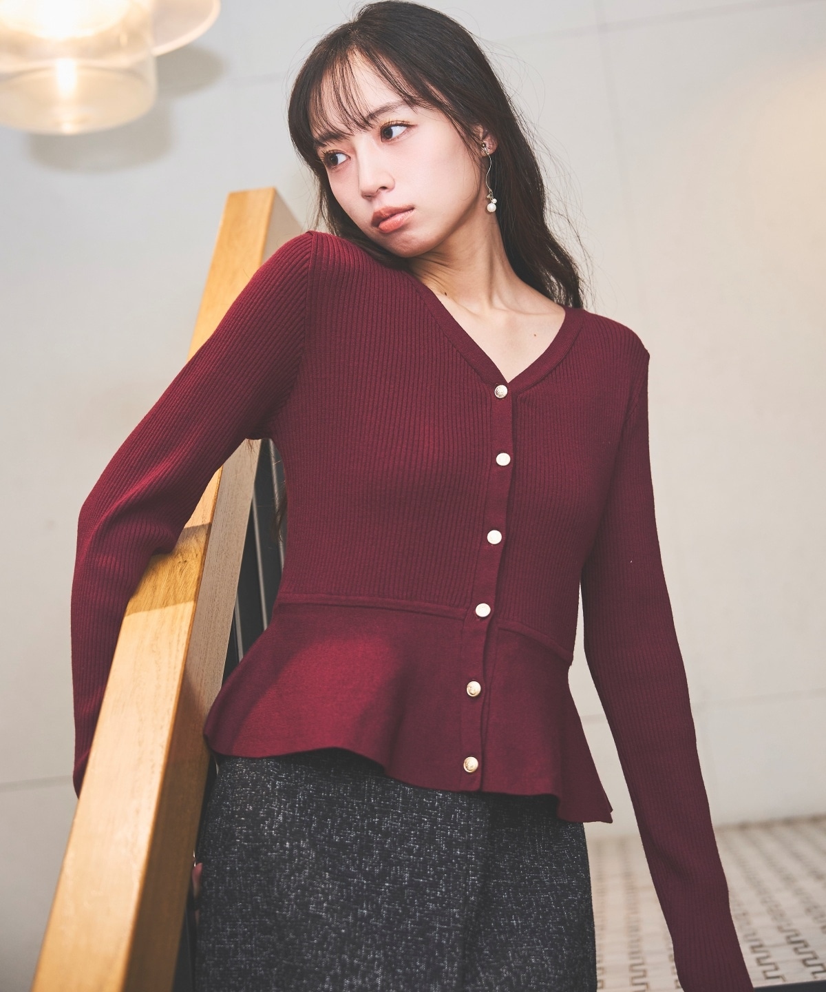 ペプラムリブ金ボタンニット