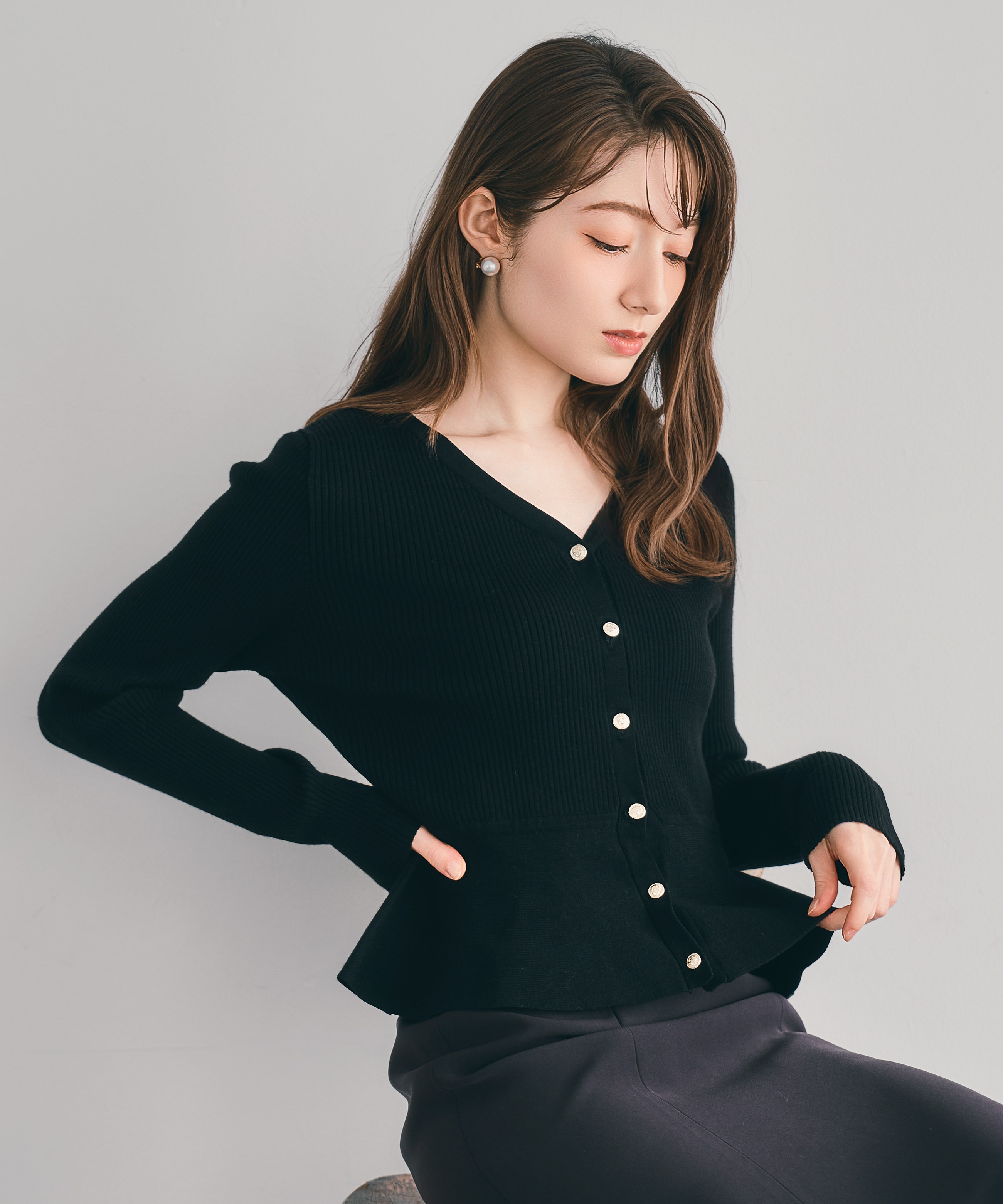 ペプラムリブ金ボタンニット