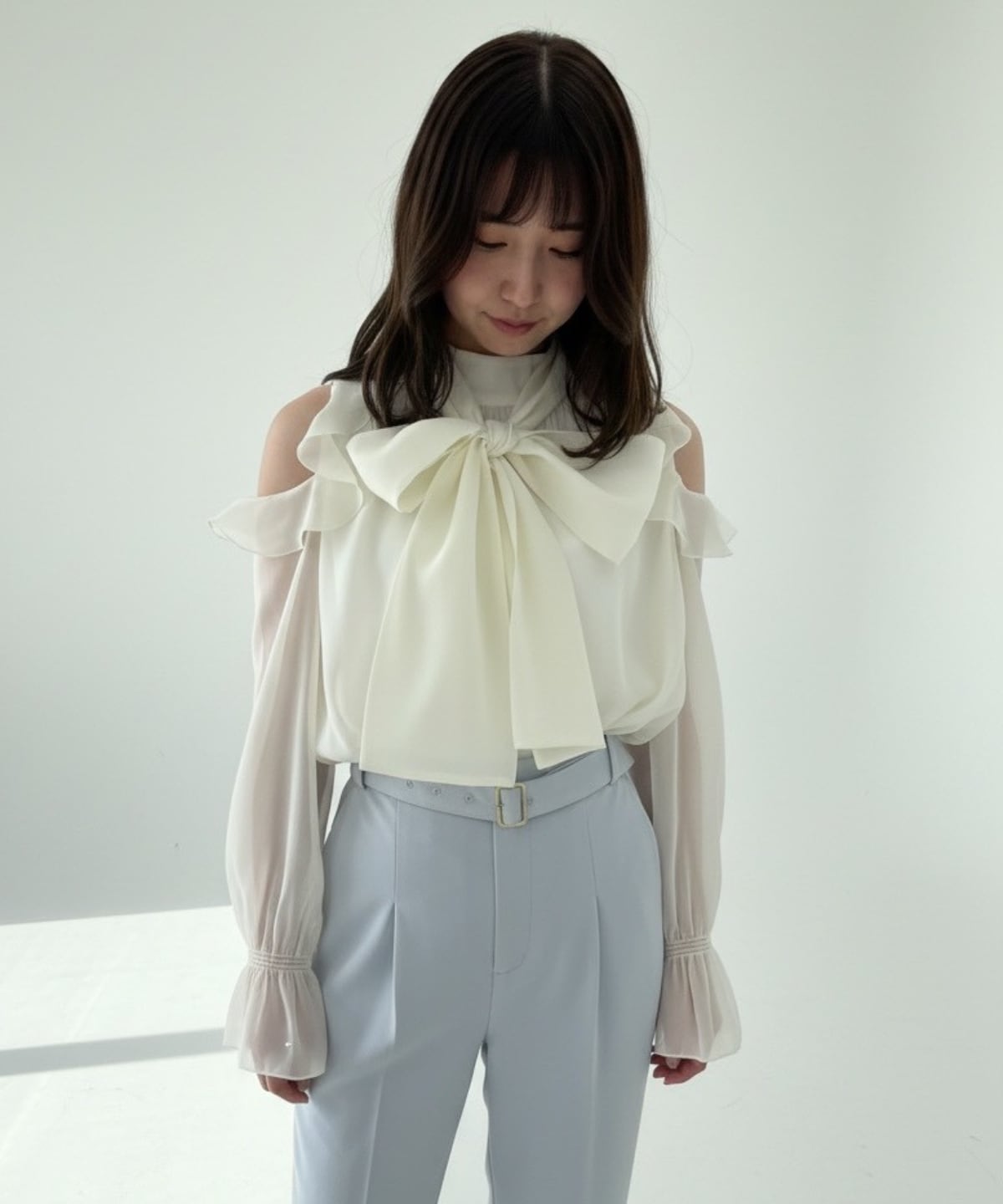 オフショルフリルシアーブラウス