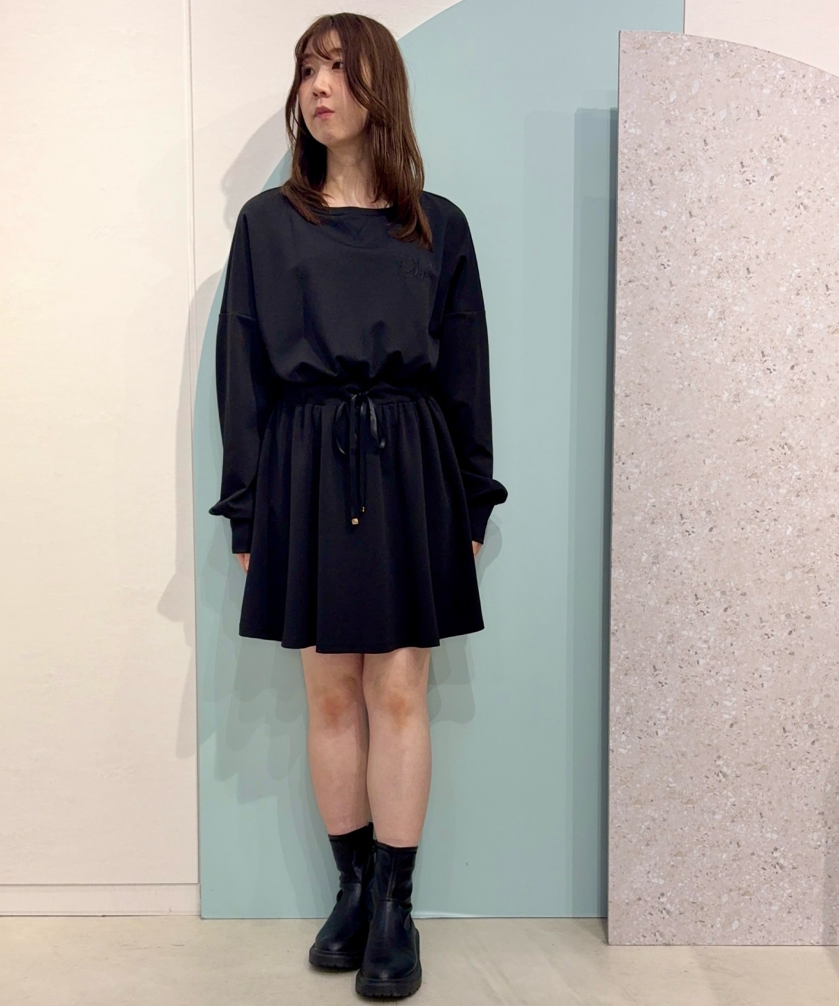 刺しゅう入りポンチ素材ミニワンピース