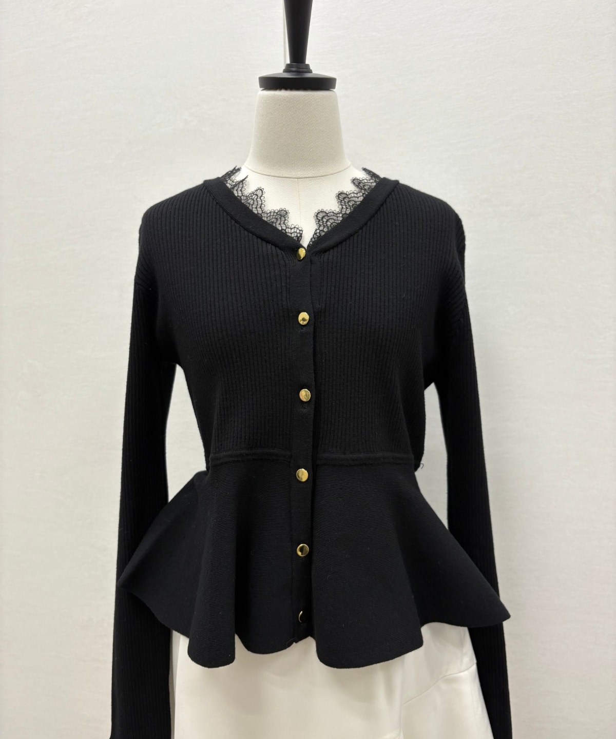 【2/13(Fri)予約開始】レースネックペプラムニット