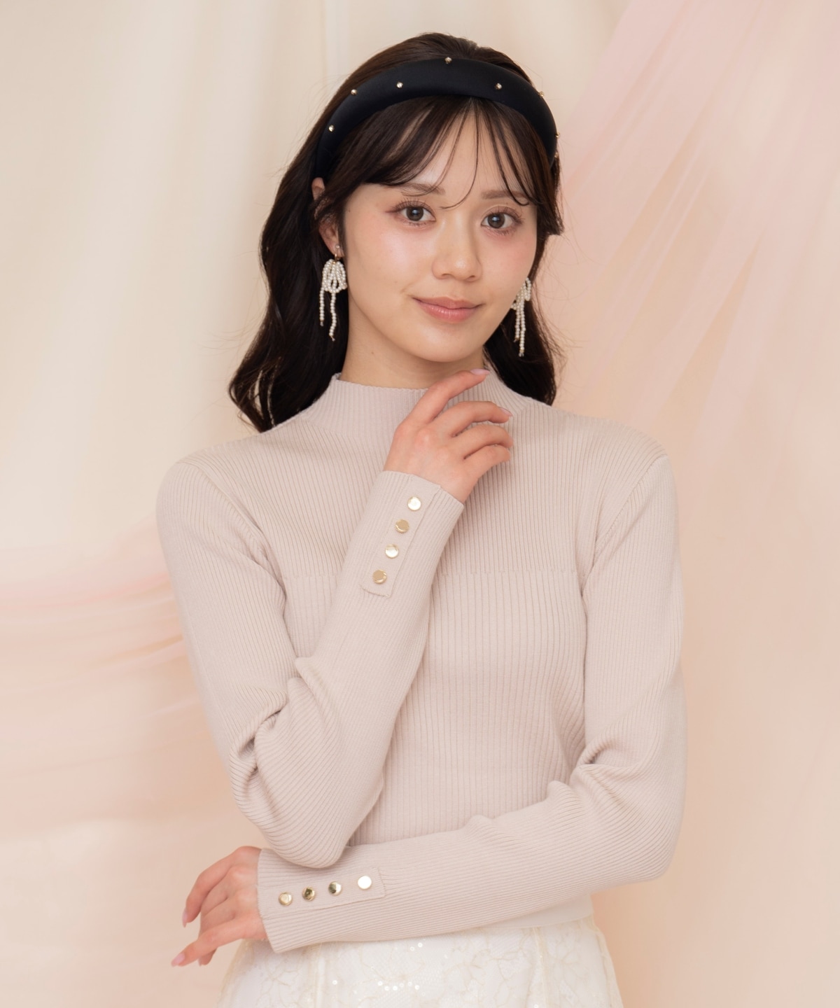 袖口ボタンボトルネックリブニット