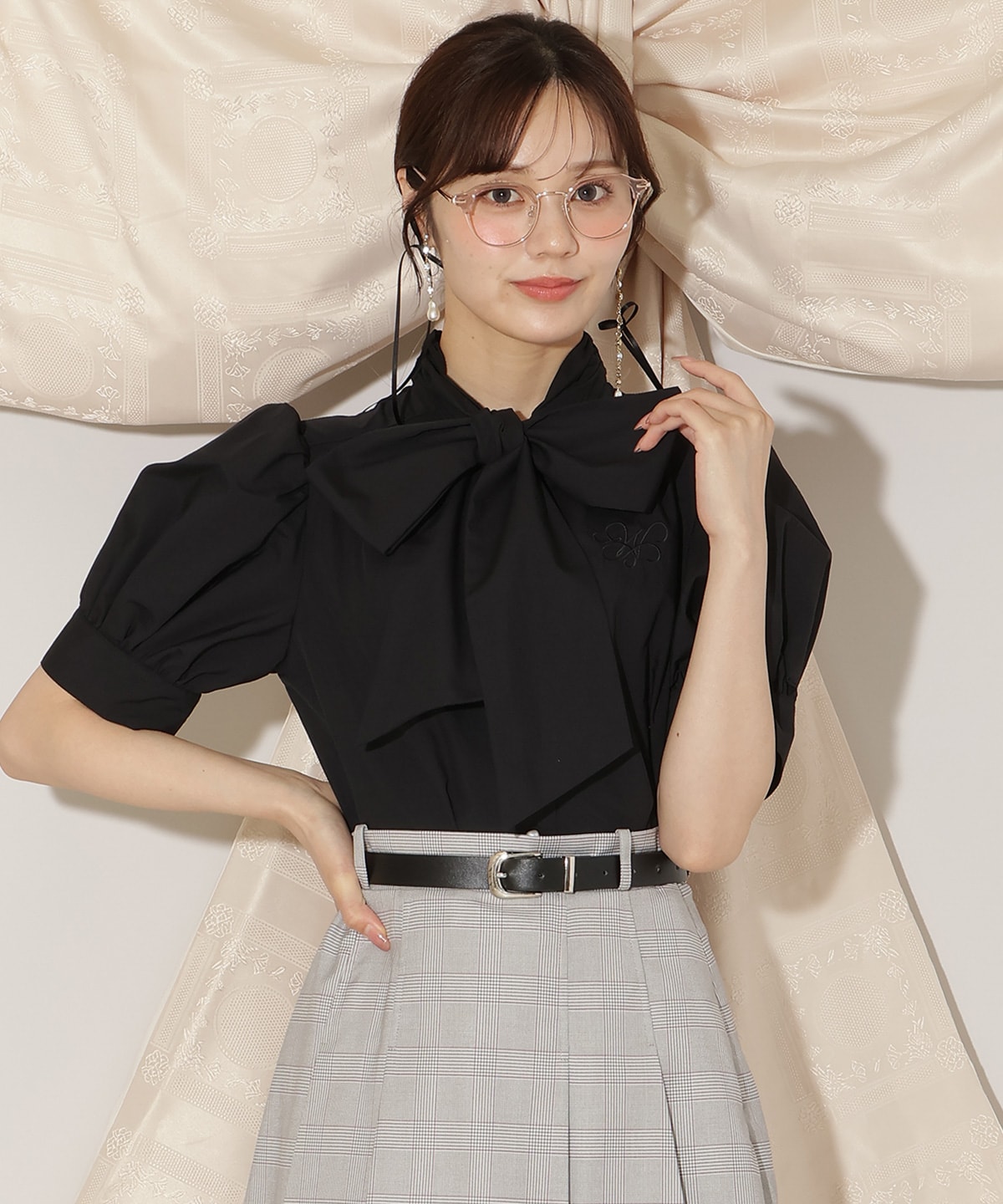 モノグラム刺しゅうリボンタイブラウス