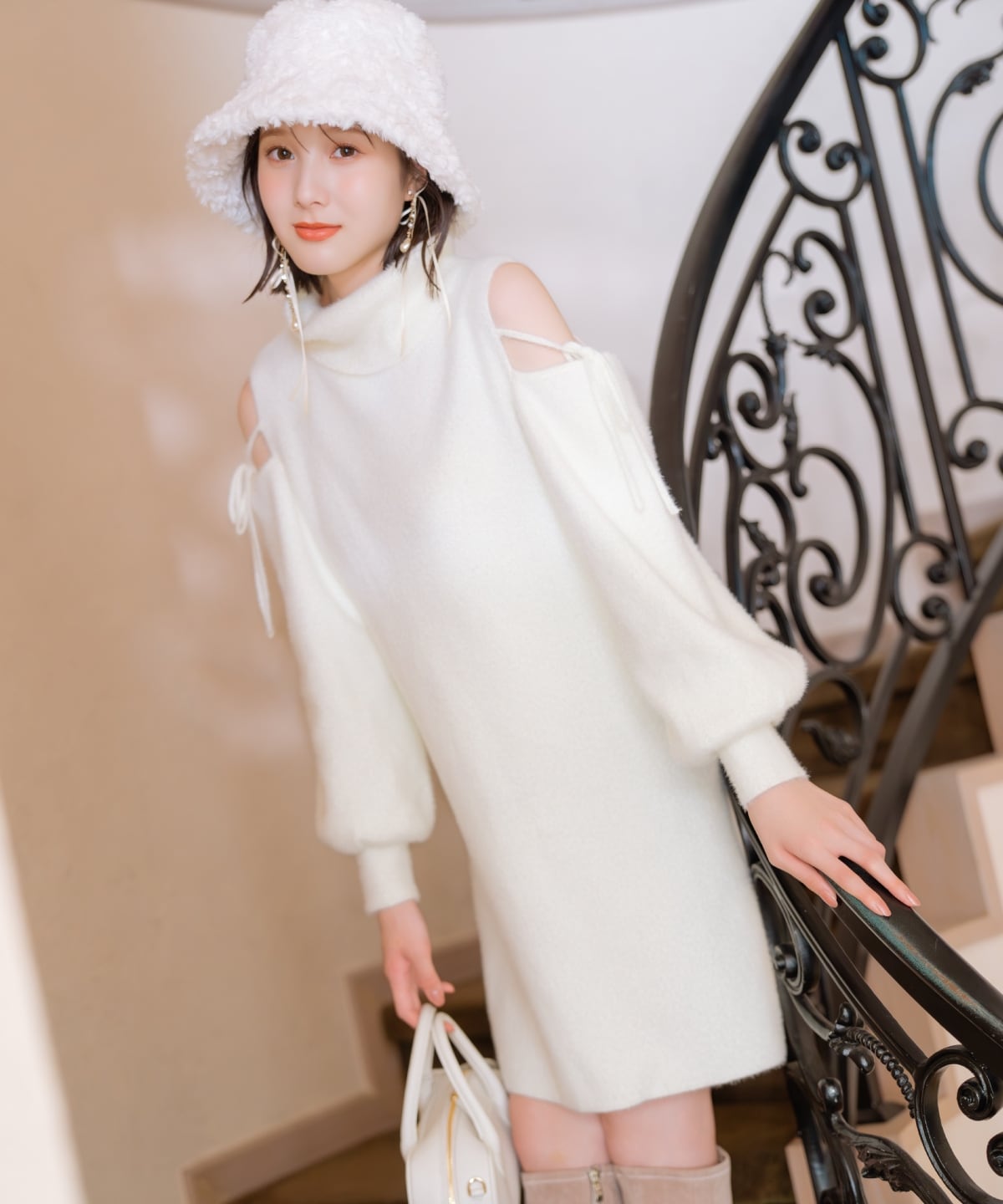 オープンショルダーラメフェザーニットワンピース