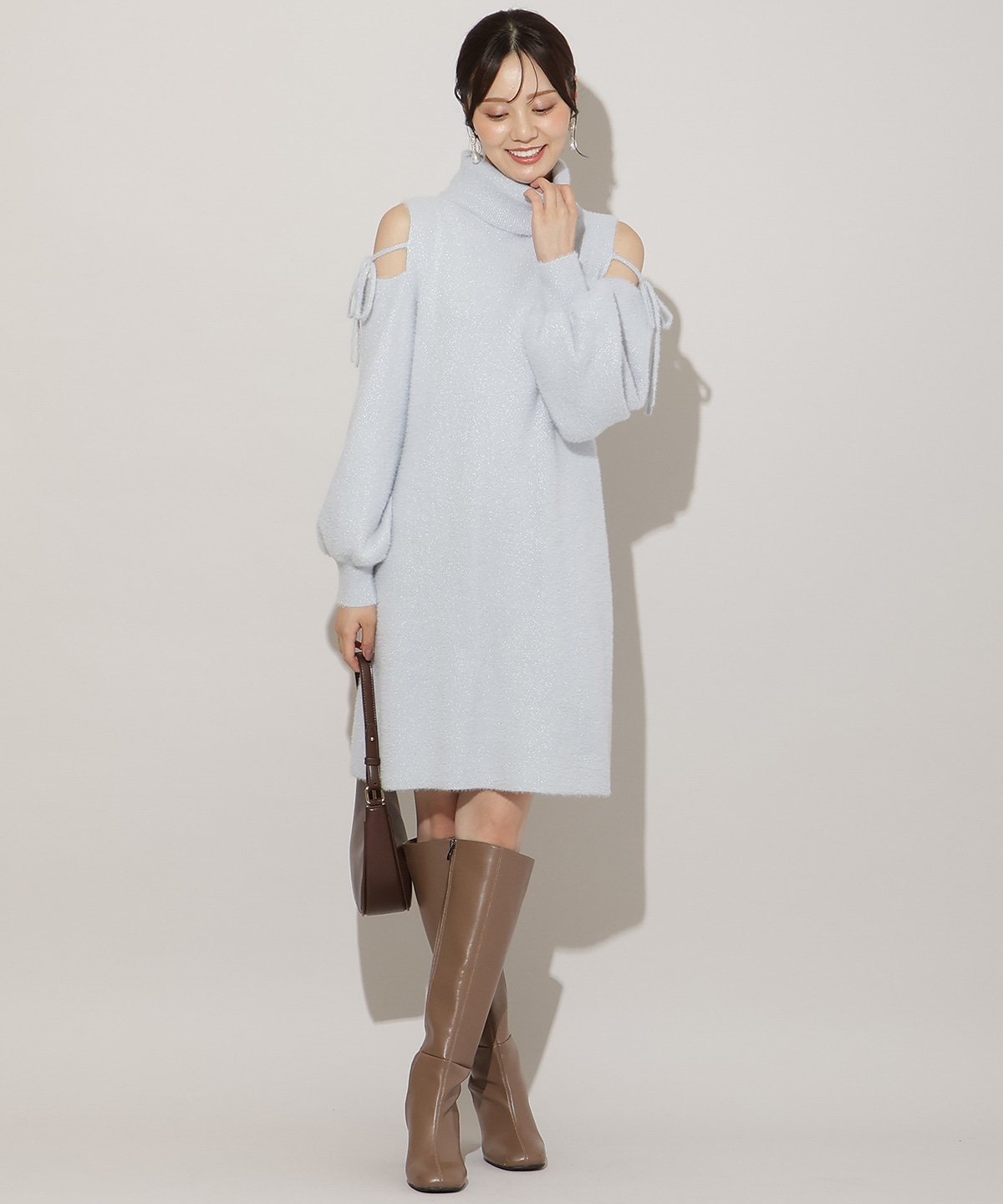 オープンショルダーラメフェザーニットワンピース