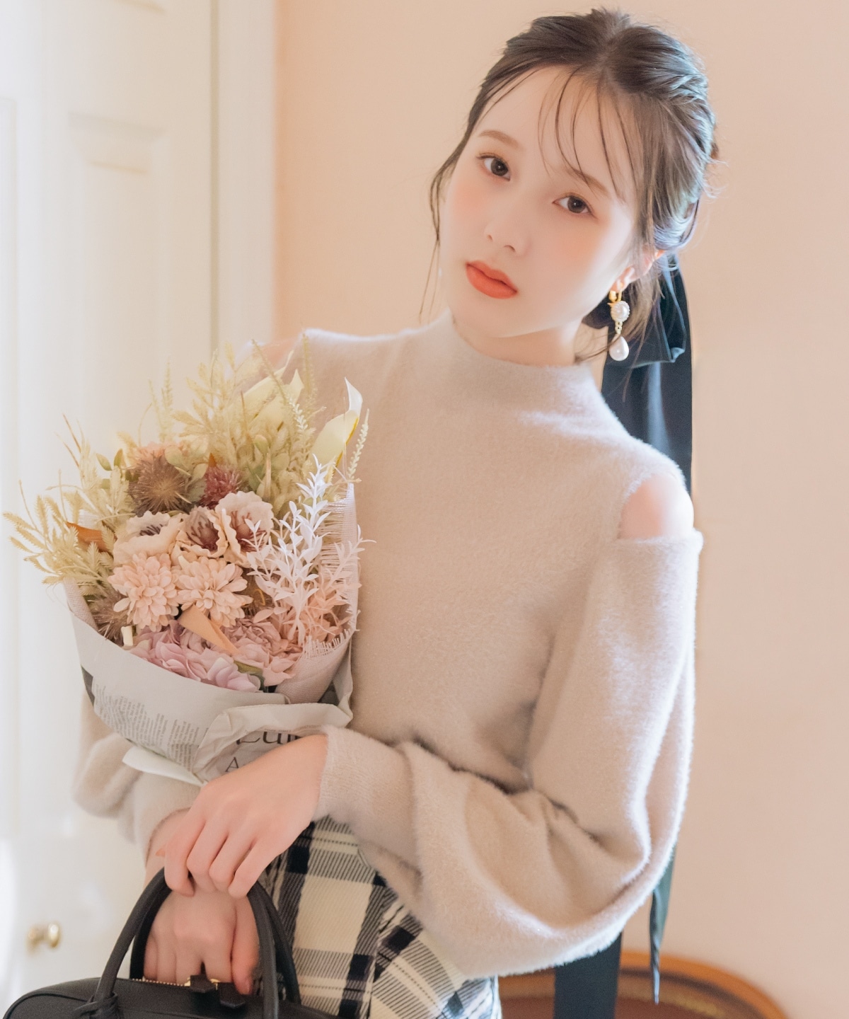 ショルダースリットフェザープルオーバー