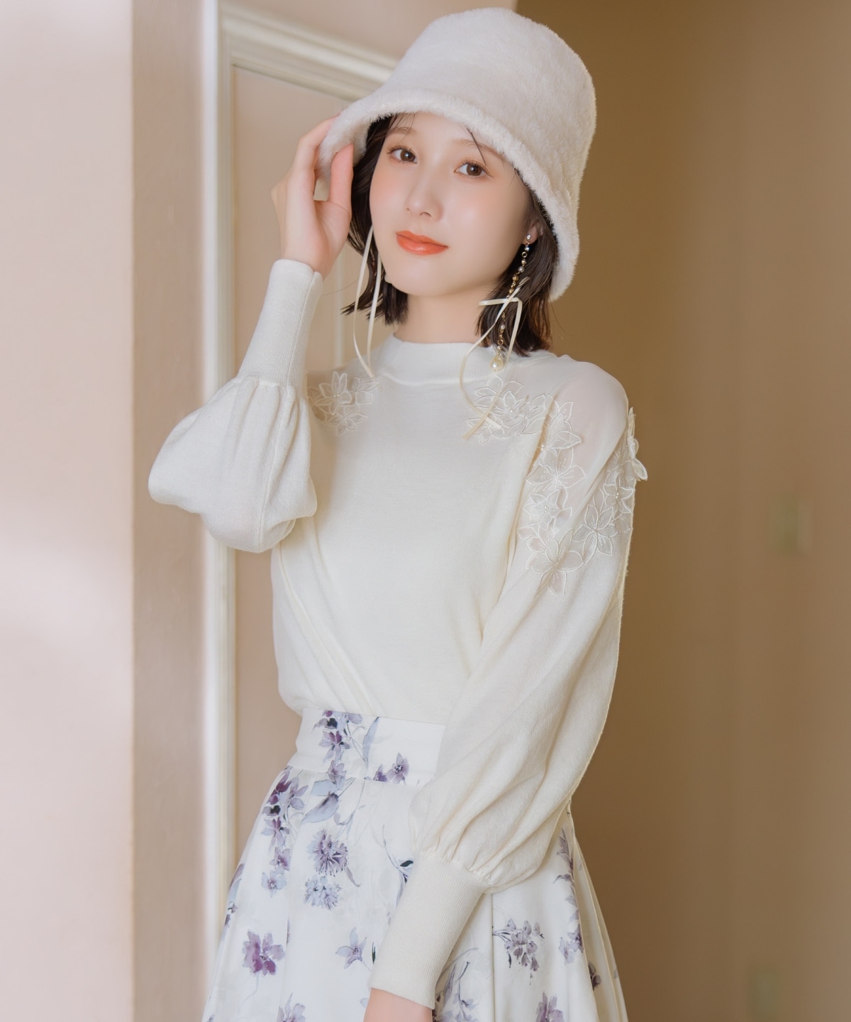 ショルダーエンブロイダリーニット