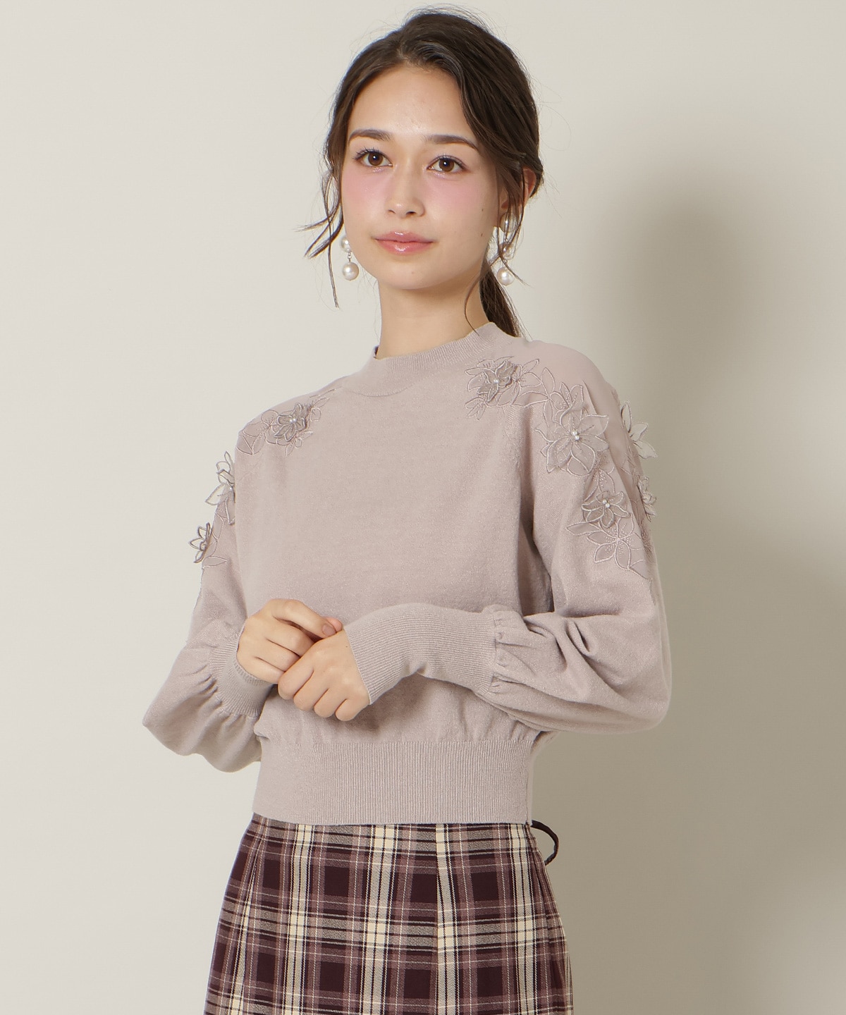 ショルダーエンブロイダリーニット