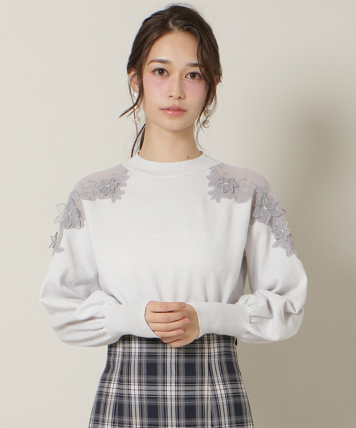 ショルダーエンブロイダリーニット