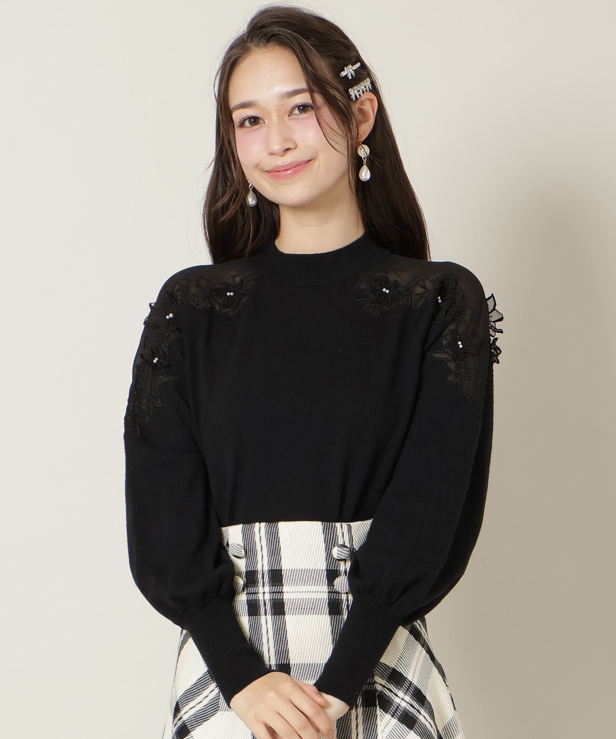 ショルダーエンブロイダリーニット