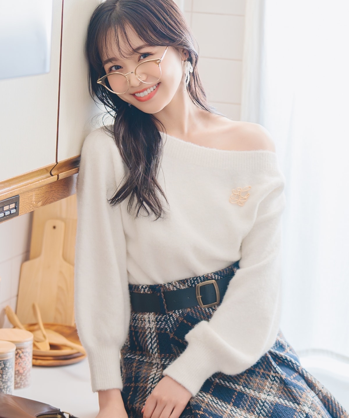 ブローチ付きオフショルニット