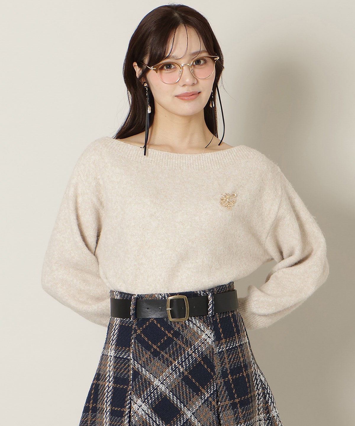 ブローチ付きオフショルニット